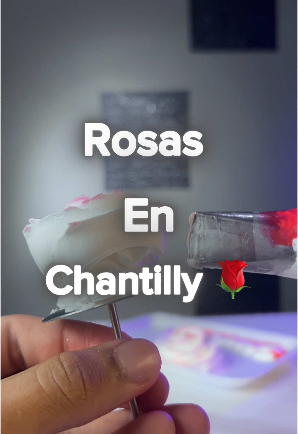 Tecnica #3| Rosas en chantilly o cualquier otra cobertura estable como merengue o butter cream! Espero que te guste!  Es importante que nuestro chantilly esté recién batido para que tenga la menor porosidad posible para realizar esta técnica ❤️ Sígueme para más contenido de técnicas maestras de decoración de pasteles! 🍰  #pasteleria #chantilly #cakedesign #torta #pasteleriacreativa  Rosas en crema Rosas en chantilly Tutorial de rosas comestibles  Tutorial de rosas en chantilly