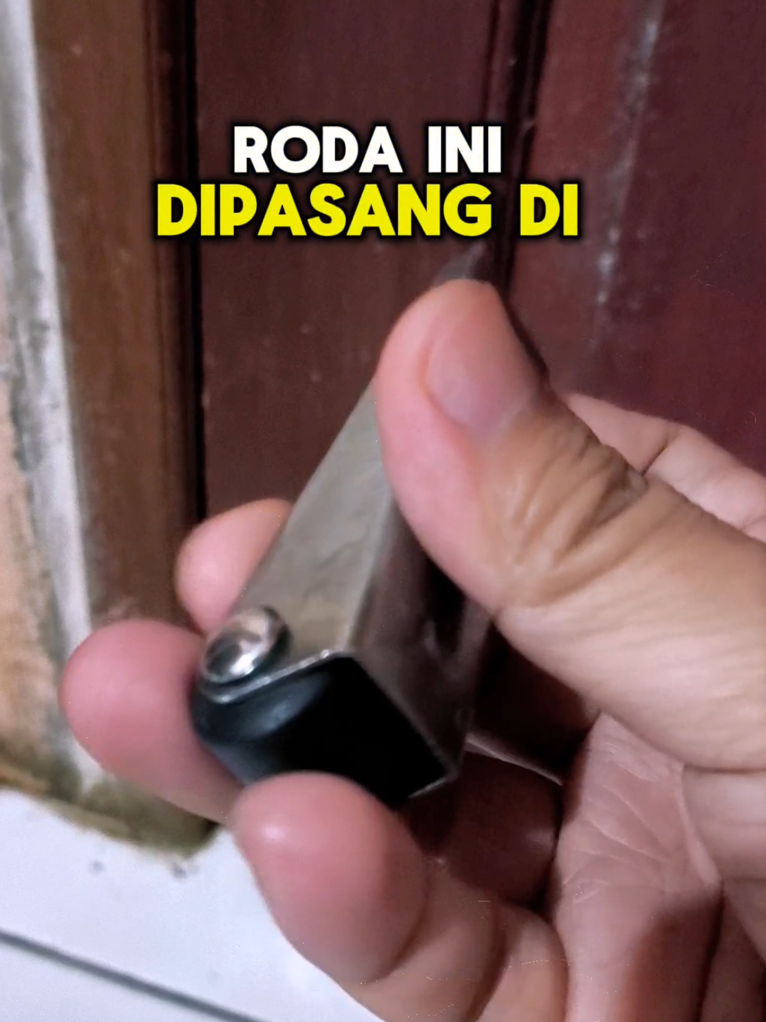 Roda pintu geser buat pintu yang susah dibuka karena seret. Jadi buka pintu mesti diangkat jika mengalami ini. Roda ini kecil tapi bermanfaat, cara pasang tinggal di sekrup dan disesuaikan ketinggiannya dengan mengangkat pintu terlebih dahulu (di ganjel). #rodageser #rodapintu 