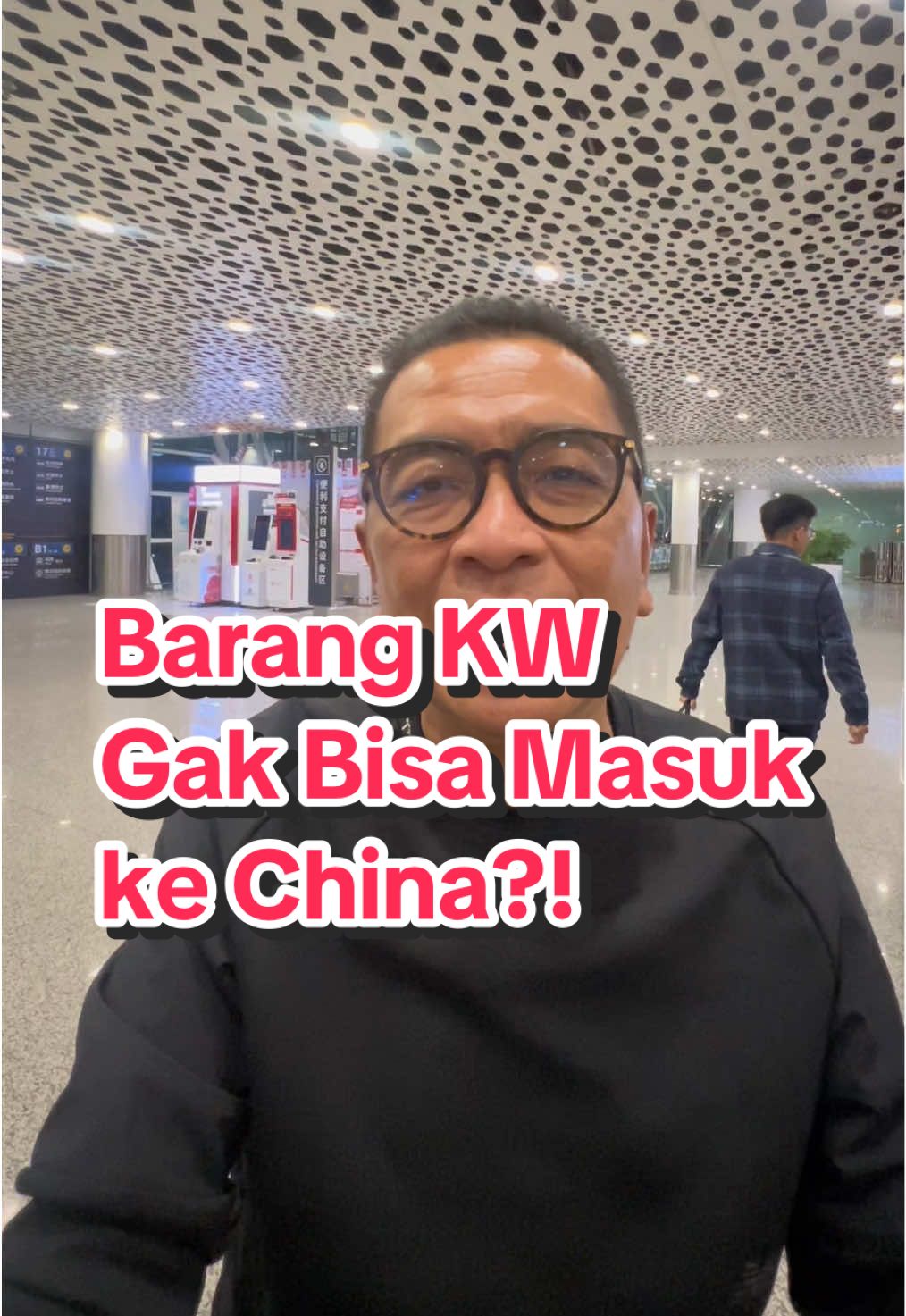 Ternyata, saat memasuki China, ada aturan ketat terkait pemeriksaan barang branded, baik itu ori atau fake! Pihak imigrasi bisa memeriksa tas, jam, atau aksesoris yang Anda bawa. Jika terbukti palsu, sanksi berat menanti. Jadi, pastikan barang branded yang Anda bawa asli atau hindari membawa yang abal-abal. Jangan sampai liburan atau bisnis Anda terganggu karena hal sepele ini. Stay smart and compliant! #fyp #helmyyahyabicara #dailyvlog #adayinmylife 