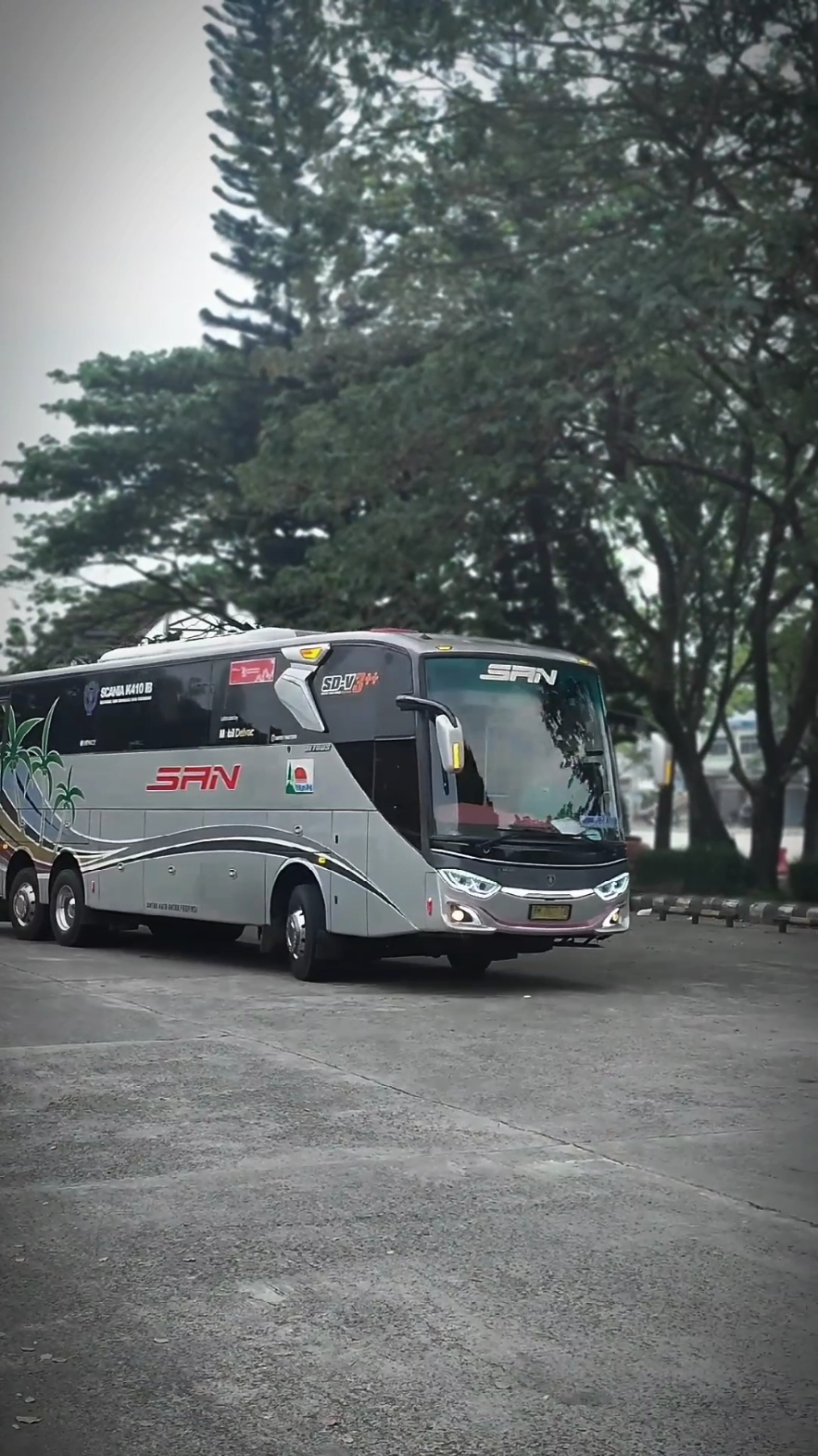 Bus Tronton dengan rute reguler terjauh di Indonesia. Ini dia Siliwangi Antar Nusa alias PO SAN. Mengisi rute Pasir Pangaraian - Pekanbaru - Solo Blitar. Rute sejauh +- 2.100km. Dengan menggunakan unit Scania K410ib 6×2 ber suspensi udara, dibangun diatas body Jetbus 3SDV+ ,body yg di custom khusus sesuai kebutuhan rute yang dilalui, diantara penempatan air intake yang berada di atap, cowl face depan yang lebih mendongak untuk memudahkan proses naik turunnya keatas kapal. Dengan kelas VIP seat 2-2 armada ini memiliki kapasitas penumpang sebanyak 50seat. King of Riau - Jawa Siliwangi Antar Nusa #CapCut #siliwangiantarnusa #posan #jetbus3 #jetbus3shd #jetbussdv3 #scaniak410ib #scaniaindonesia #bissumatera #bussumatera ##adiputrokaroseri #adiputro 