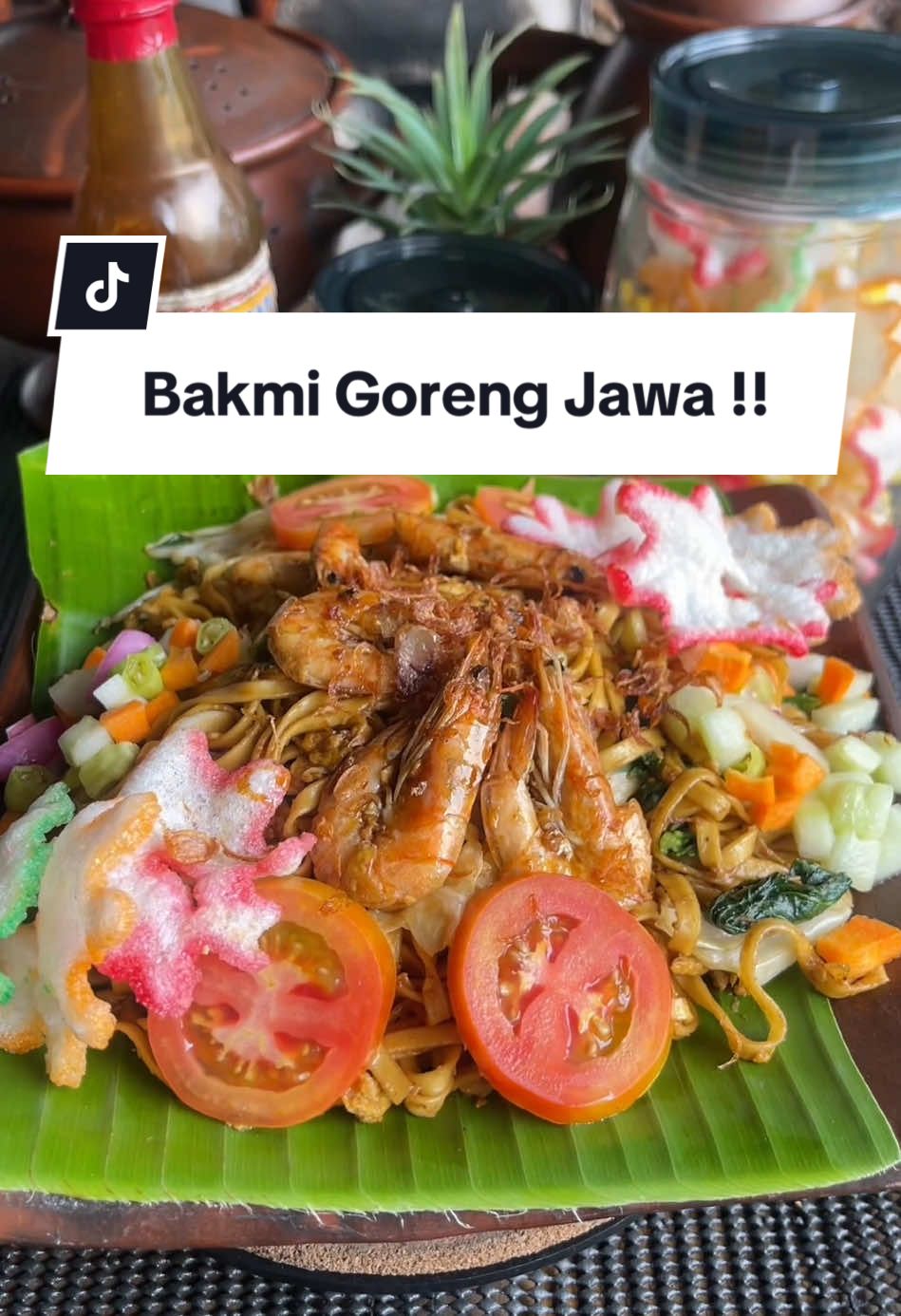 Bakmi Goreng Jawa !! 📌Bahan : - Mie kuning 4 lembar (2 bungkus) - Telur 2 butir - Udang 100 gram - Sawi secukupnya  - Kubis secukupnya  - Daun bawang 1 batang  - Seledri 1 batang  📌 Bumbu Halus  : - Bawang merah 3 siung  - Bawang putih 3 siung - Merica ½ sdt - Kemiri 1 butir  - Terasi ¼ sdt / sejimpit 📌 Bumbu Cemplung : - Cabe rawit 5 biji ( di iris ) - Air Sedikit - Gula pasir 1  sdt - Penyedap 1 sdt  - Kecap asin 2 sdm - Saos tiram 1 sdm - Kecap manis secukupnya  @Kecapudang.id  #bakmijawa #bakmigoreng #mitektek #kecapudang #kecapmanis #kecapudangkhaspurwodadi #resepmasakan