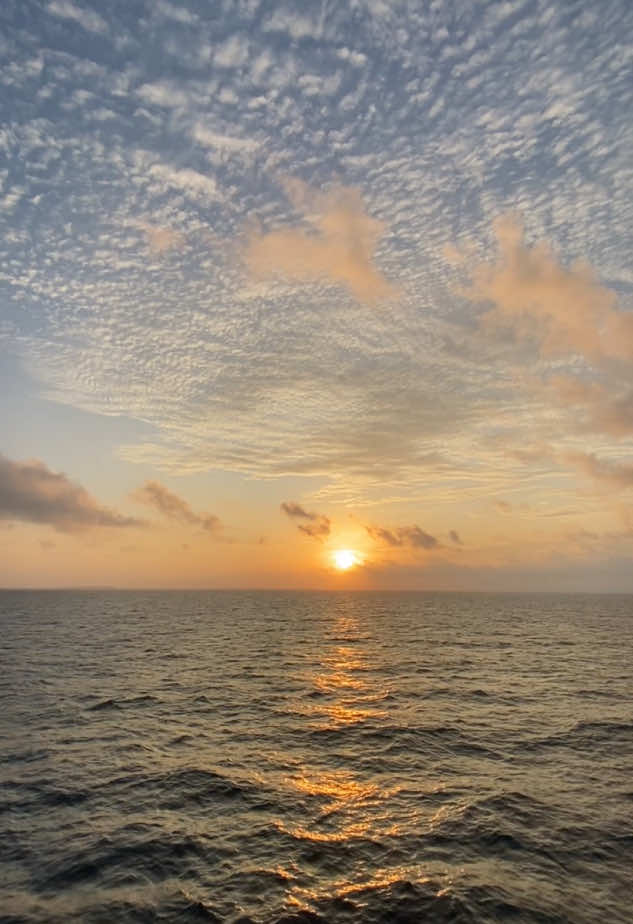 Setelah 12 tahun, akhirnya bisa liat sunrise di laut lepas #sunrise #sea 