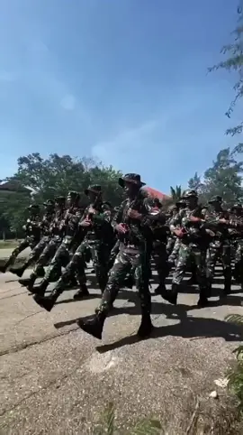 kekompakan TNI pada saat latihan defile👍🤝🇮🇩🫡 #tniad #tni #tiktokviral #nttpride🏝🔥kupangntt💯 