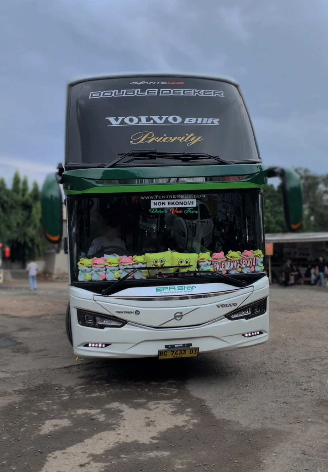 Bus Tronton Jakarta - Palembang by EPASTAR. Epastar NL 046 dengan Body Avante D2 Double Decker, ditenagai dengan mesin Volvo B11R 450HP. Bantu tag crew nya gaess. #epastar #bussumatera #doubledeckerbus #busindonesia #busmania #bismaniacommunity 