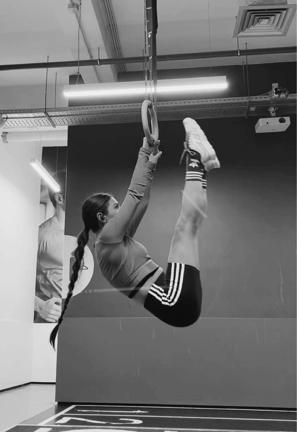 Just an Aerialists at the gym #aerialistinthewild #aerial #aerialist #training #aerialtraining #conditioning #strengthtraining #strength #calisthenics #calistarchallenge #sport #sportlover #gym #Fitness #muscles #circus #mondaymotivation 
