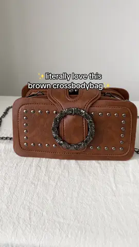 Where are my crossbody purse girlies?! I think this leather purse is really gorgeous!!#pursetok #crossbodypurse #crossbodybag #fypage #leatherpurse #brownpurse #metal#tiktokmademebuyit #tiktokshopcreatorfinds #tiktokshopholidaydeals #spotlight #spotlightfinds #girls #girliethings #girlfriend #shoulderbag 