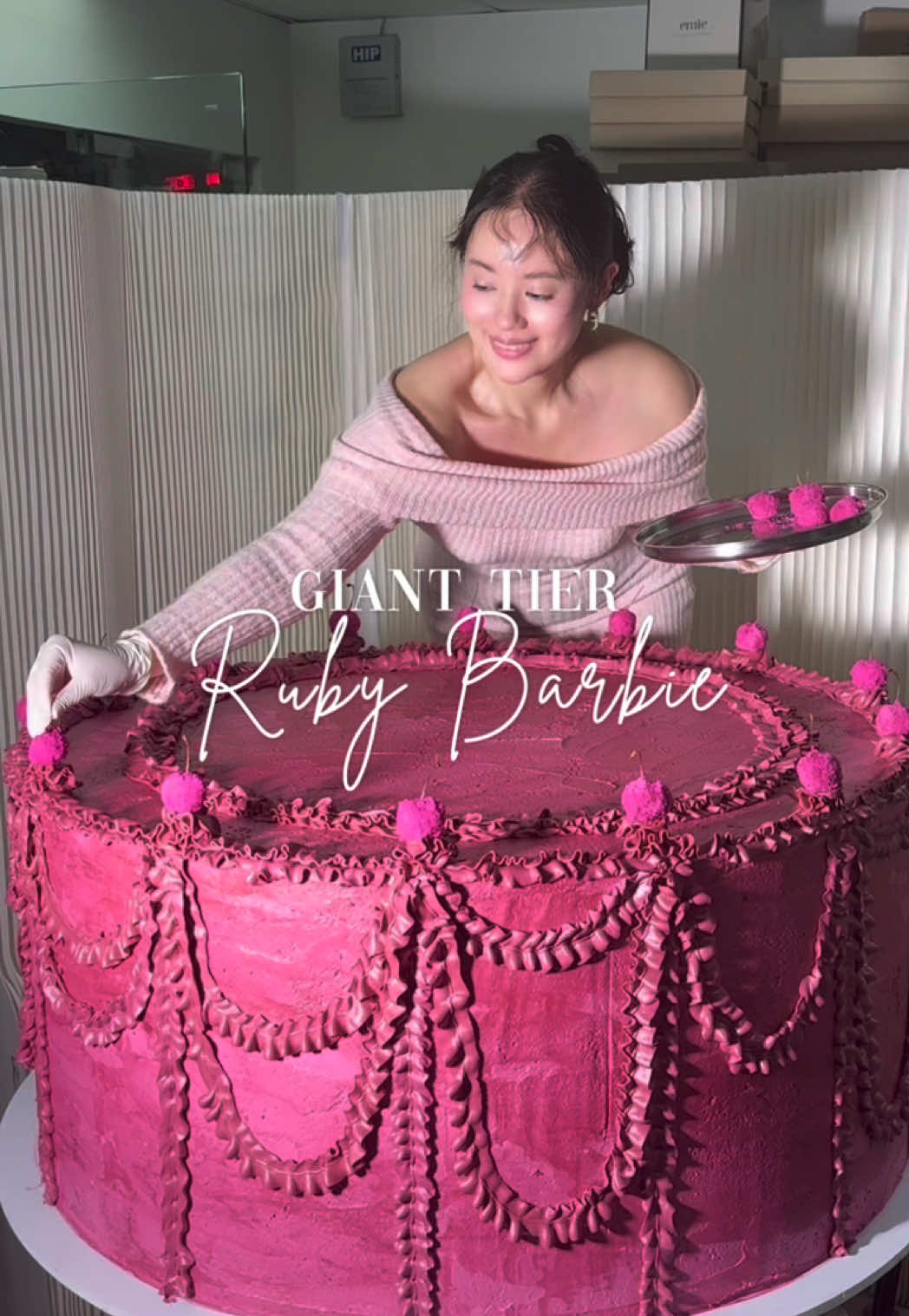 Happy birthday to K’ @Vowowww na kaa ไม่ได้ทำเค้กสีหวานๆมานานแล้ว วันนี้ดีใจที่มีโจทย์ Barbie มาค่ะ อยากให้ออกมาแปลกตา เลยตั้งใจทำเป็นเค้ก Ruby Barbie แบบ cute แต่เก๋ พยายามเลือกสีที่หวานแต่ยังคงความ combination ที่สดใหม่และแปลกตาค่ะ ไม่ชมพูเกิดไปจนเลี่ยน แต่มี popping shocking pink มาเล็กน้อยให้กระซิบว่า I’m a Barbie girl ค่ะ  อยากวาง cherry แต่ รู้สึกว่า เคลือบกากเพชร หรือว่าเคลือบช็อกโกแลตเห็นบ่อยแล้ว เลยเลือกที่จะทำเป็น frosted colored sugar สีชมพู Barbie ค่ะ  สาวก Barbie คิดยังไงกันบ้างค้า 💗