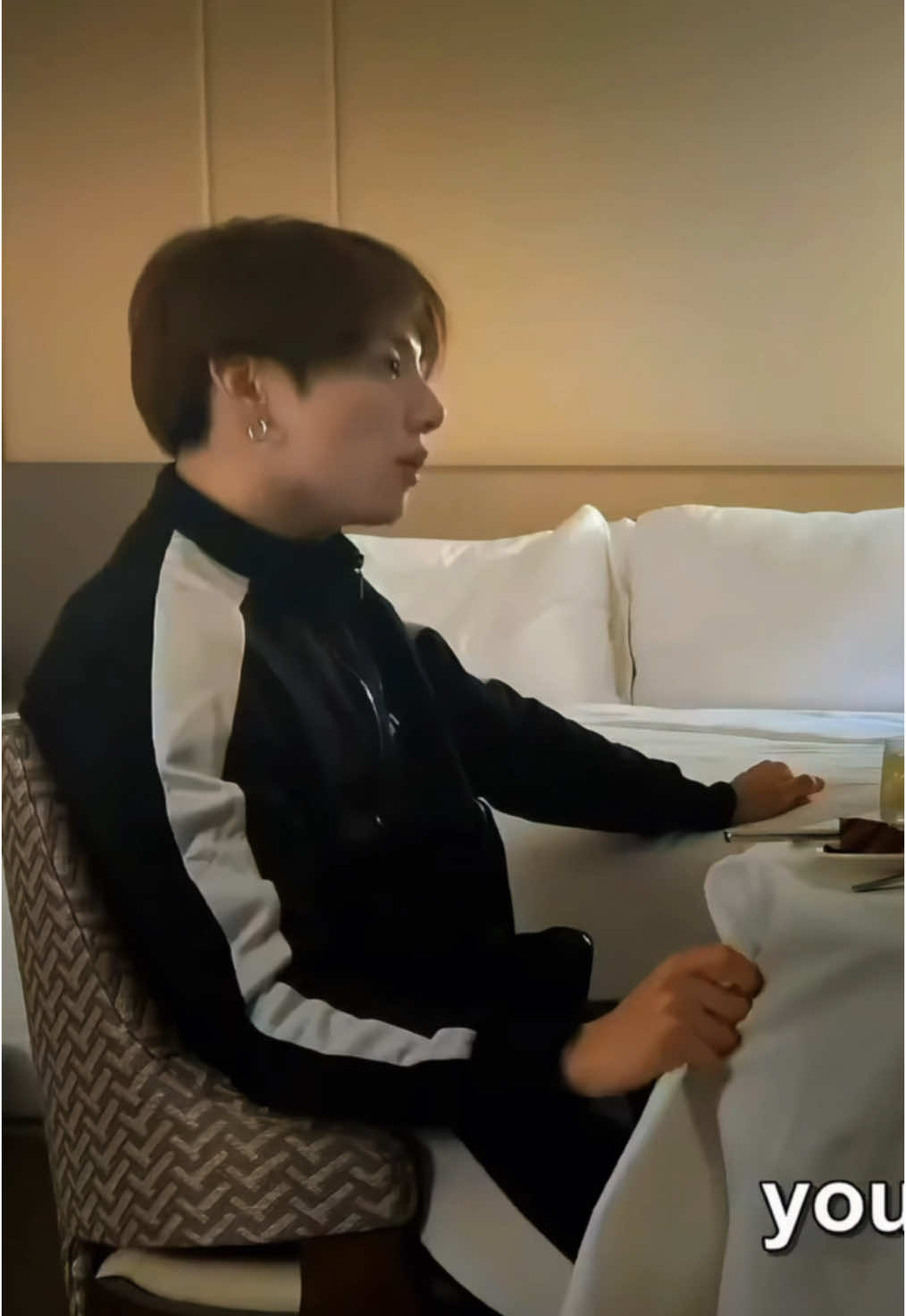 He wiped one hand on the tablecloth and the other on the bed. 😂🤣😂 I can’t stop giggling. #정국 #jungkook #전정국 #jeonjungkook #jk #방탄소년단 #bts #btsarmy #CapCut 