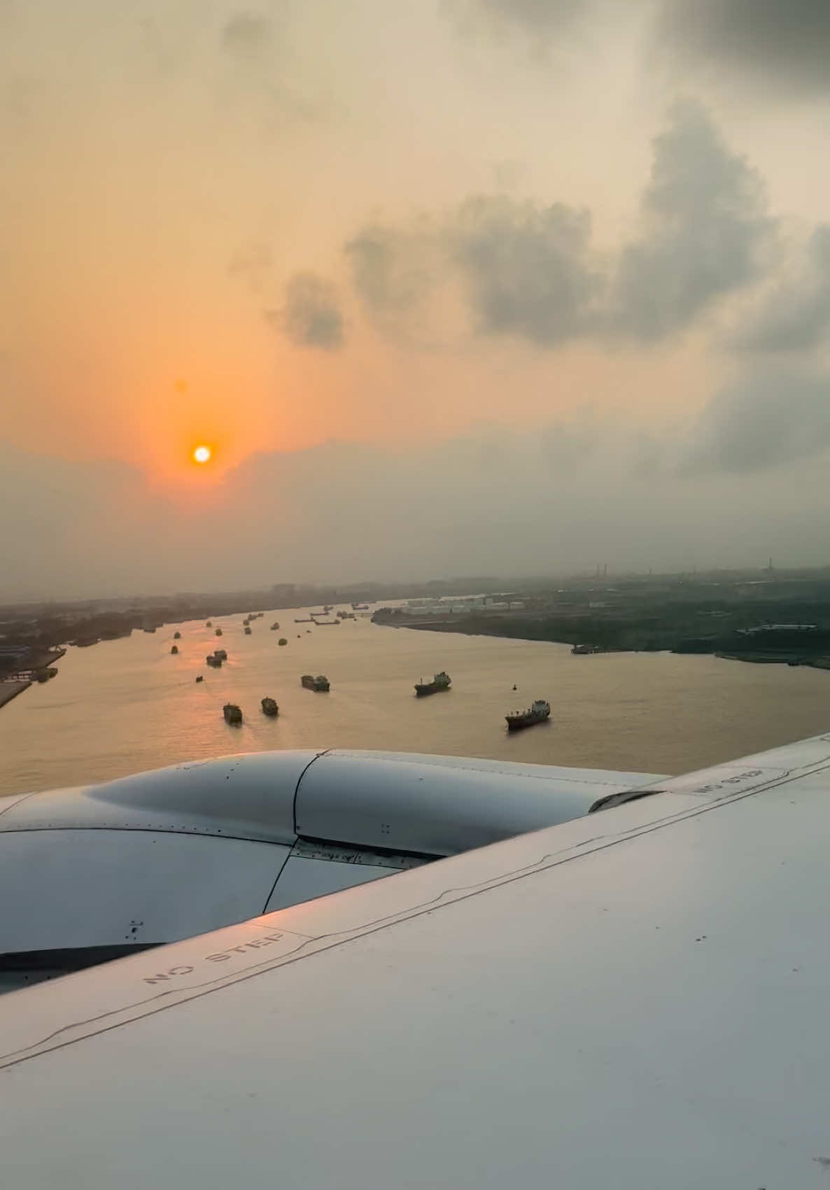 গোধূলির ছোঁয়া! 🌇 কর্ণফুলী পার হয়ে বোয়িং ৭৮৭-এর নিখুঁত অবতরণ | Touchdown at dusk! Biman’s 787 crosses Karnaphuli for a perfect landing. #mssmbd #belovedctg #bctg #maijje #মাইজ্যে #shadigraphy #SAIA #ShahAmanatAirport #ChittagongAirport #FlyChattogram #AviationBangladesh #BimanBangladesh #boeing787