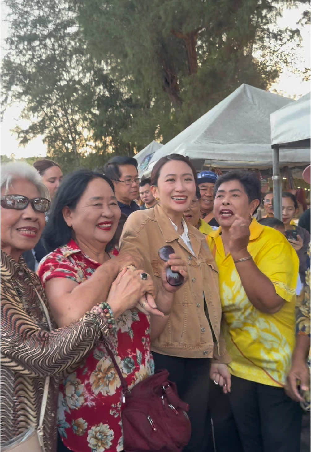 สงขลาทำถึง ท่านนายกโดนหอมแก้ม น่ารักมาก ทุกคน happy 🥰  #แพทองธารชินวัตร #พรรคเพื่อไทย #นายกรัฐมนตรี #ภาคใต้ #สงขลา 