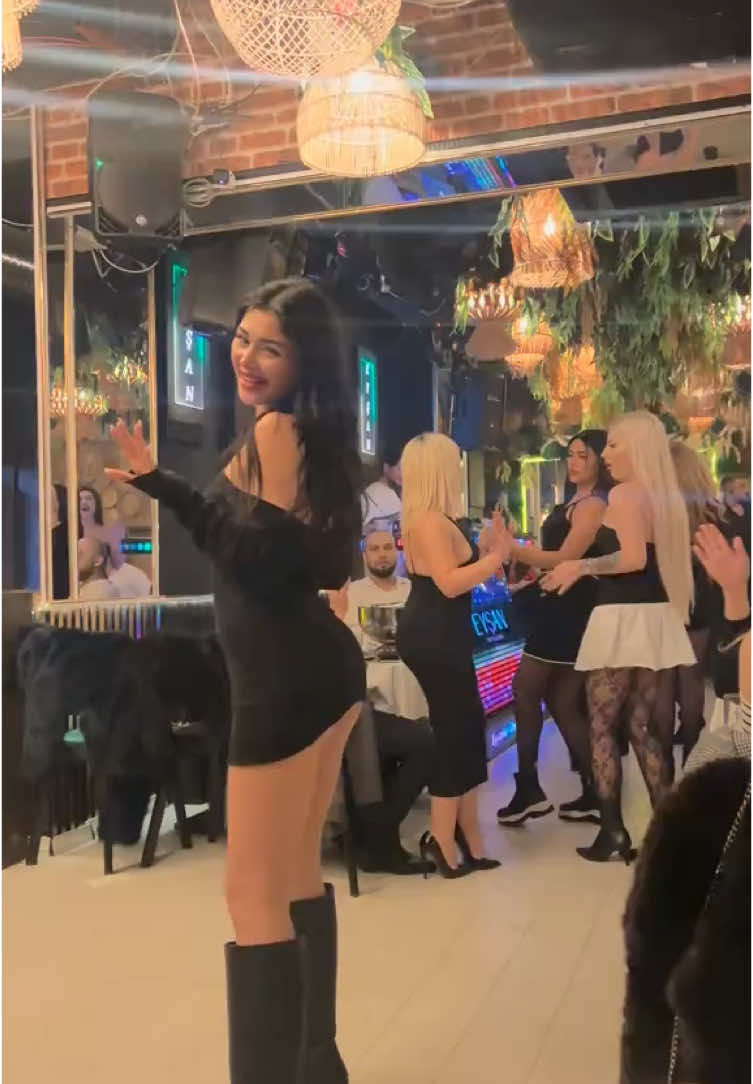 🥂 Eyşan İstanbul , Yeni Nesil Eğlence 💃 Haftanın 7 Günü  🎧 19:30 - 01:30 saatleri arası eğlence  ☎️ Bilgi ve Rezervasyon: 0 (531) 930 86 81  📍İstanbul / Beşiktaş-Fulya