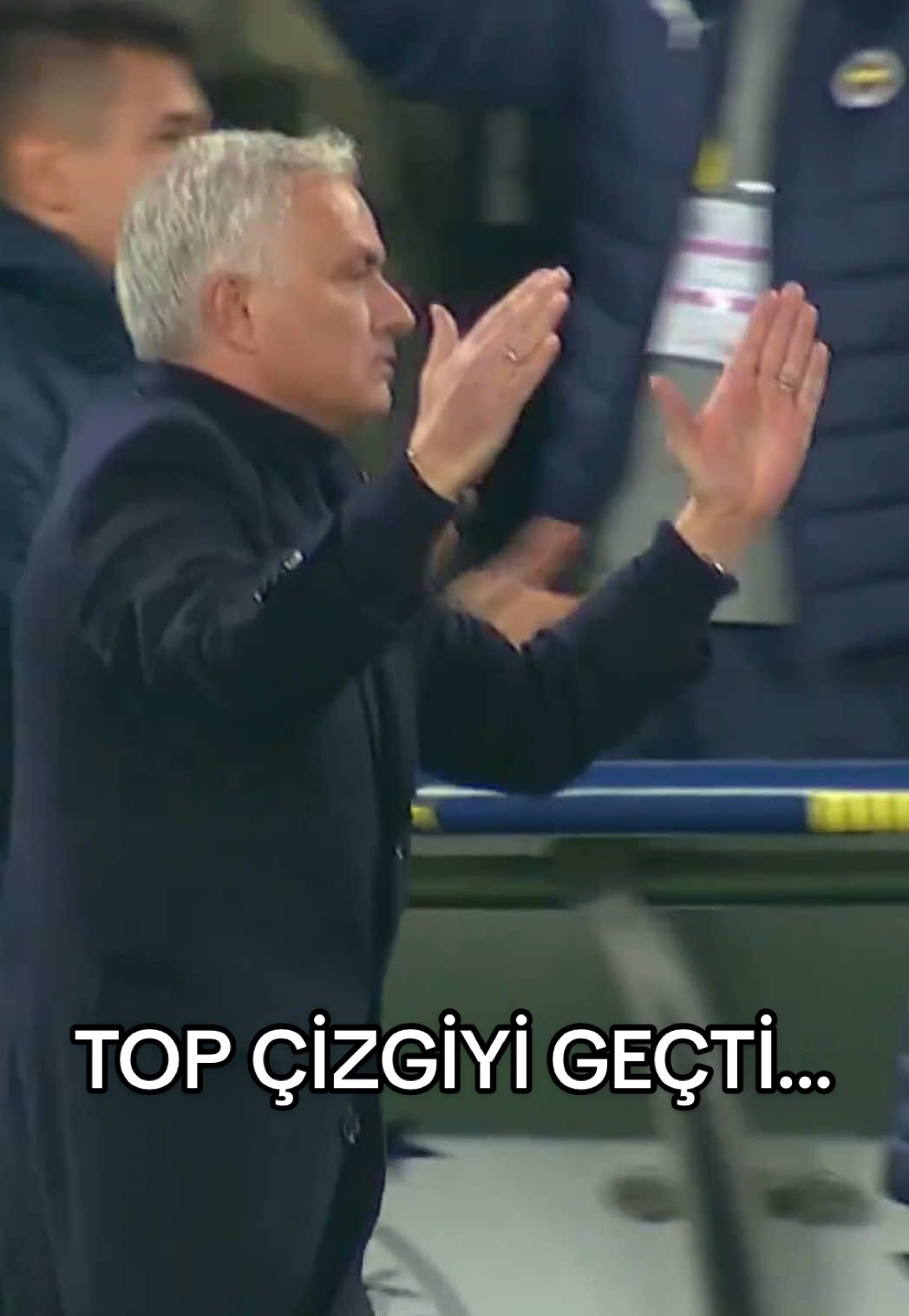 🟡🔵 Jose Mourinho, üçüncü golde topun çizgiyi geçtiği konusunda ısrarını sürdürüyor ve sevincini yaşıyor... #FBvKSP #beINSPORTS 