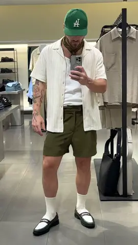 Usar sapato social com meia na canela e bermuda acima do joelho é permitido? Ainda acho que geral julga muito mas eu gosto e quero influenciar vocês a usarem HAHAHA consigo? 🔥🔥🔥 #mocassim #sapato #modamasculina 