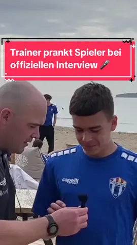 Trainer prankt Spieler bei offiziellen Interview 🎤  #tecnofutbol #saschagasthuber #saschaontour #saschadercoach #fussballschule #athen #interview 