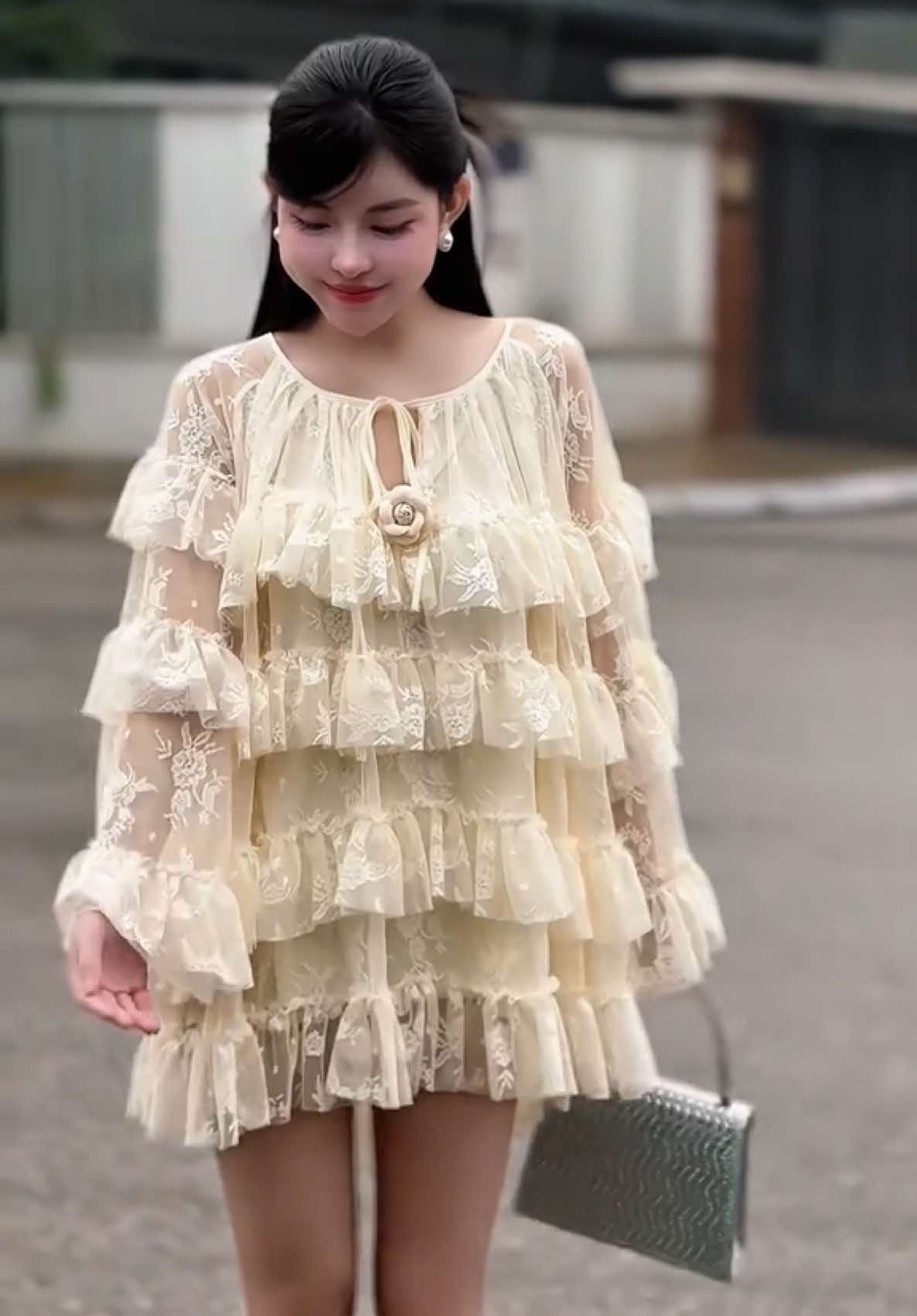 Và anh nâng niu em như đoá hoa Còn em xem anh như trăng ngọc ngà!!!#vairalvideo #xuhuongtiktok #setxinh #vayxinh 
