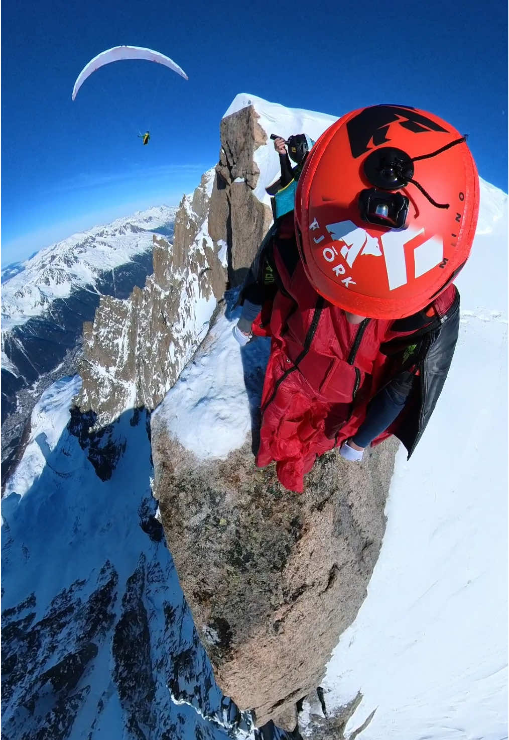 🏔️Aurélien Chatard enjoying the sky with the #Aura5 - Squirrel, staying warm with FJÖRK Merino  #Wingsuit #BaseJump #SoulFlyers @Julbo 