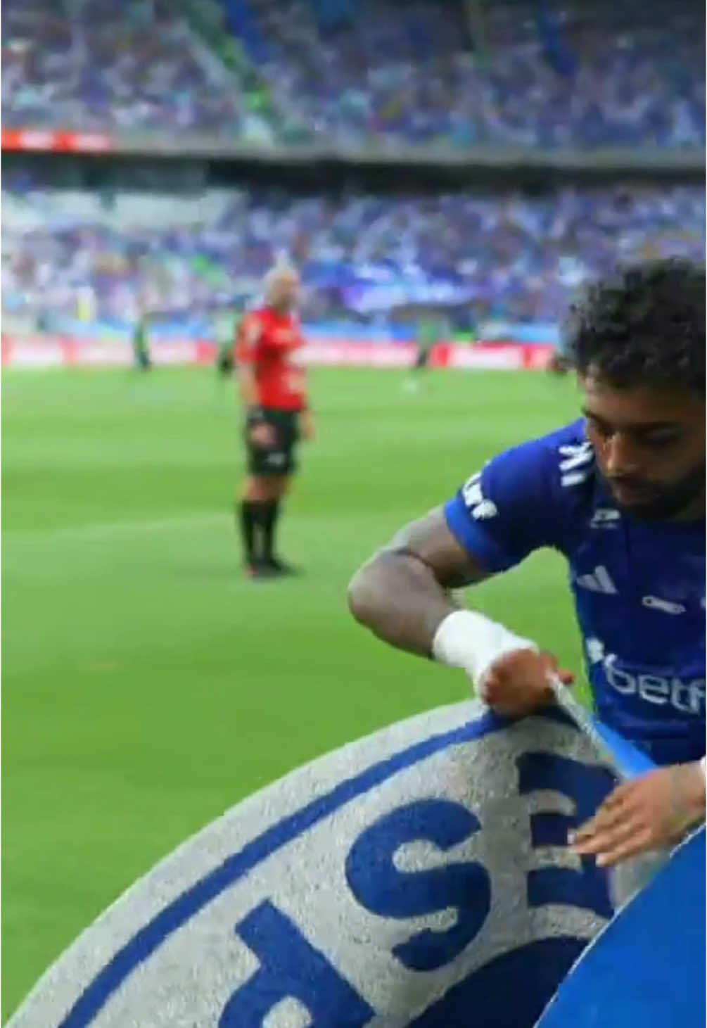 ELE JÁ É MUITO CRUZEIRO!  A comemoração do Gabigol no gol contra o América-MG chamou atenção e deixou o torcedor feliz demais! #CruzeiroNoPremiere 