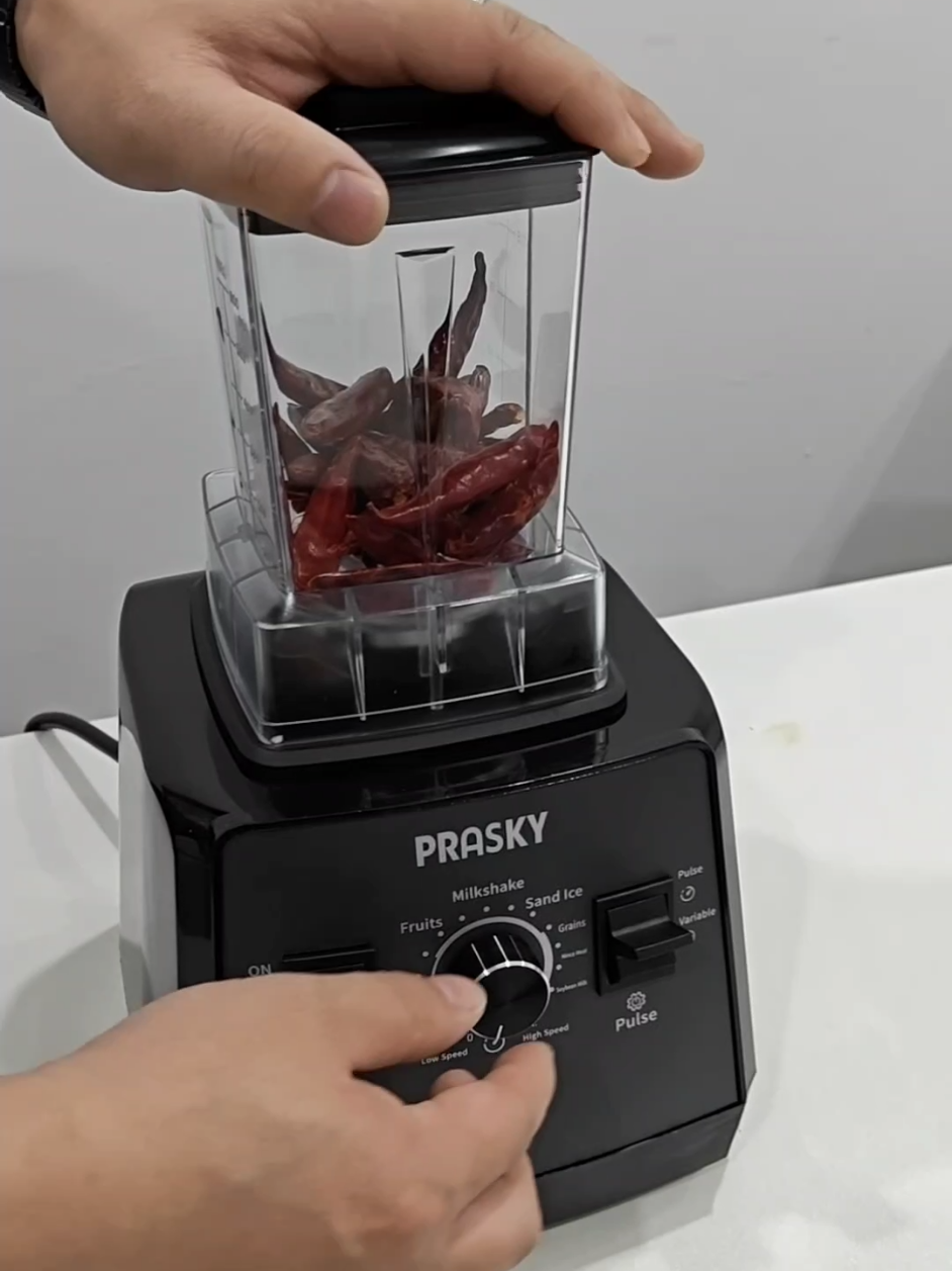 Spice loves, check this out! Use ur blender to turn dried chilies into ultra-fine powder! #prasky #blendedfamily #tiktokshopspringglowup #blendercommunity #blender #spice 