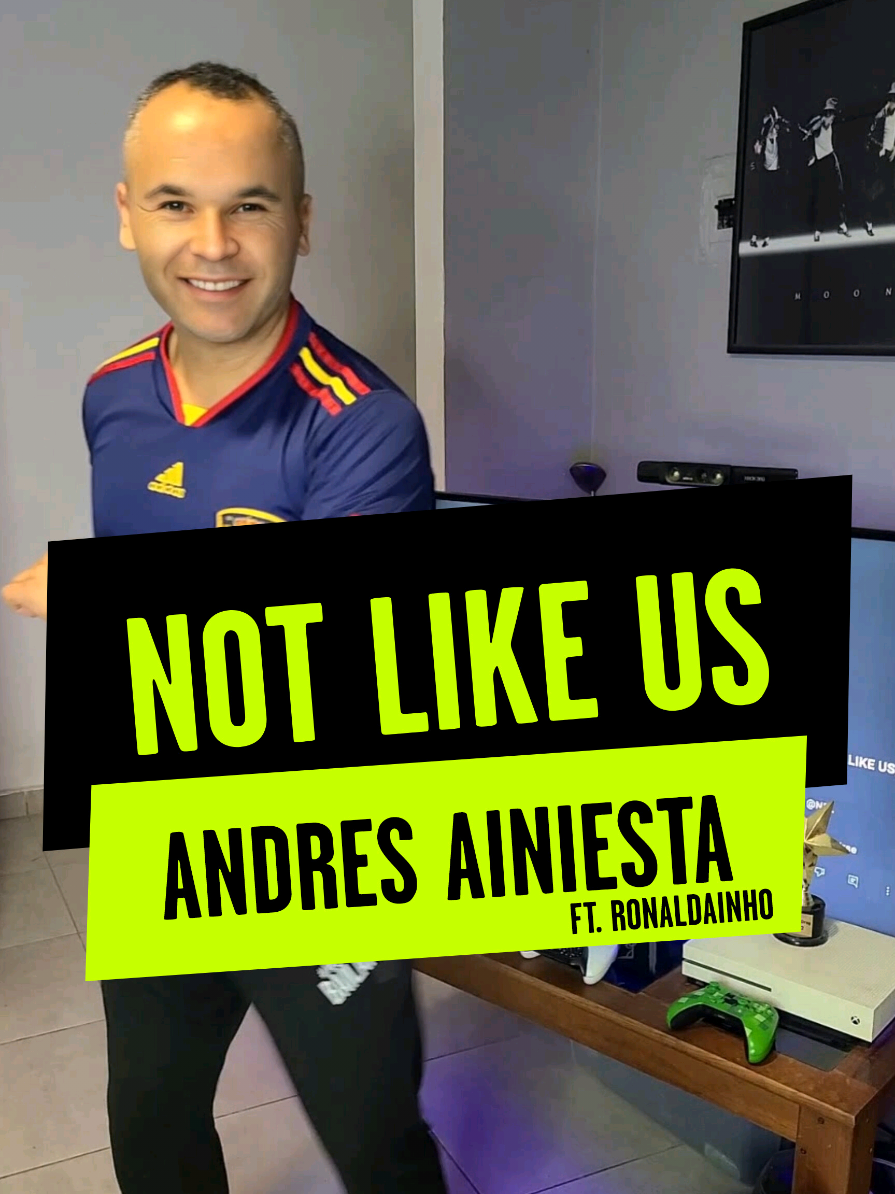 🔥⚽️ Cuando el fútbol y el hip-hop se fusionan en el multiverso AI... 😂💃 En esta parodia vemos a @andresiniesta8  bailando Not Like Us como Kendrick Lamar en el Super Bowl… pero espera, ¿Kendrick Lamar tiene la cara de @Ronaldinho ? 😱 Esto es otro nivel de deep fake. 🤖✨ Hecho con @akooladmin  . ¡Dale play y dime si no te voló la cabeza! #AndresIniesta #Ronaldinho #Bailando #KendrickLamar #NotLikeUs #SuperBowl #DeepFake #Akool #YoSoyFelizBailando #AI #EpicMoment #Celebracion #dancecelebration #FaceSwap 