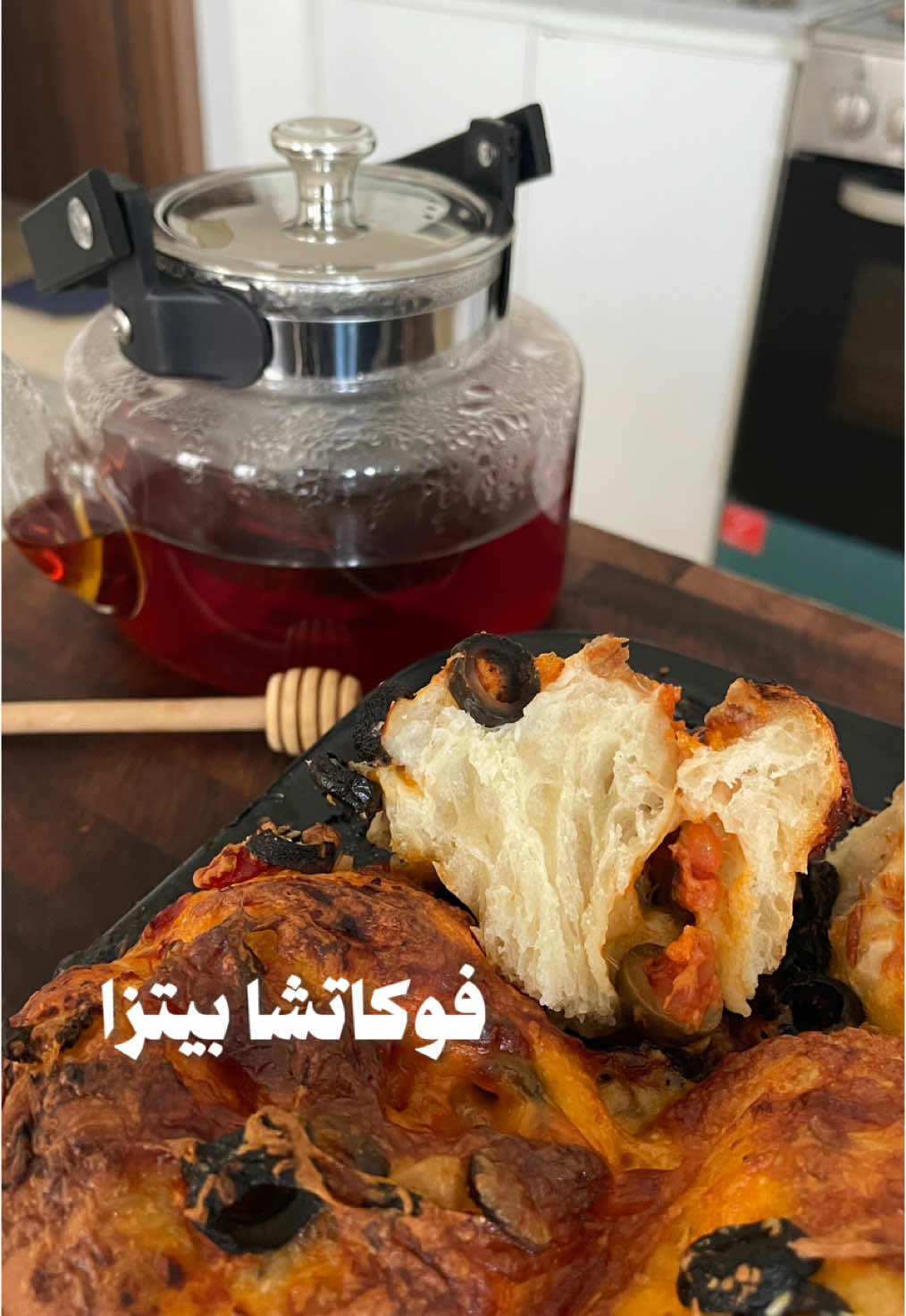 ‎فوكاتشا بيتزا ‎المكونات: ‎٥٠٠ جرام طحين الخبز ‎٤٢٠ مل ماء فاتر  ‎١٥ مل زيت زيتون  ‎٥ جرام عسل او ميبل سيرب او سكر  ‎٤ جرام خميرة فورية  ‎١٠ جرام ملح بحري  ‎الاضافات: صلصة طماطم - زيتون اسود - جبنة موزاريلا  ‎الطريقة : ‎اضافة المكونات وتعجن حتى يختلط الماء مع الطحين وتغطيه ١٠ دقايق ثم تبدا العملية: ‎مد وطوي لكل الجهات ثم تغطيه ١٠ دقايق  ‎تكرار الطريقة ٣ مرات  ‎المرة الرابعة تدهن العجينة زيت زيتون وتغطيه وتتركه بالثلاجة ٢٤ ساعة  ‎بعدها نجهز قالبين كب كيك ندهنهم زيت زيتون وندهن يدينا وناخذ قطعة من العجينة نكورها ونحطها بالقالب تقريبا ٥٠ جرام للقطعة بعدها نغطيه ونتركه يتخمر ساعه الى ساعتين  ‎بعدها ندهن العجينة زيت زيتون ونضيف الصلصة والزيتون والجبنة ونضغطهم لتحت مثل مو موضح بالفيديو ونرجع نضيف نفس الاضافات ويدخل الفرن ٢٠٠ درجة لمدة ١٨ - ٢٢ دقيقة وبالعافية  ‎‏#pizza #focaccia #bread #sourdough #وصفات #بيتزا #مخبوزات #Recipe #baking 