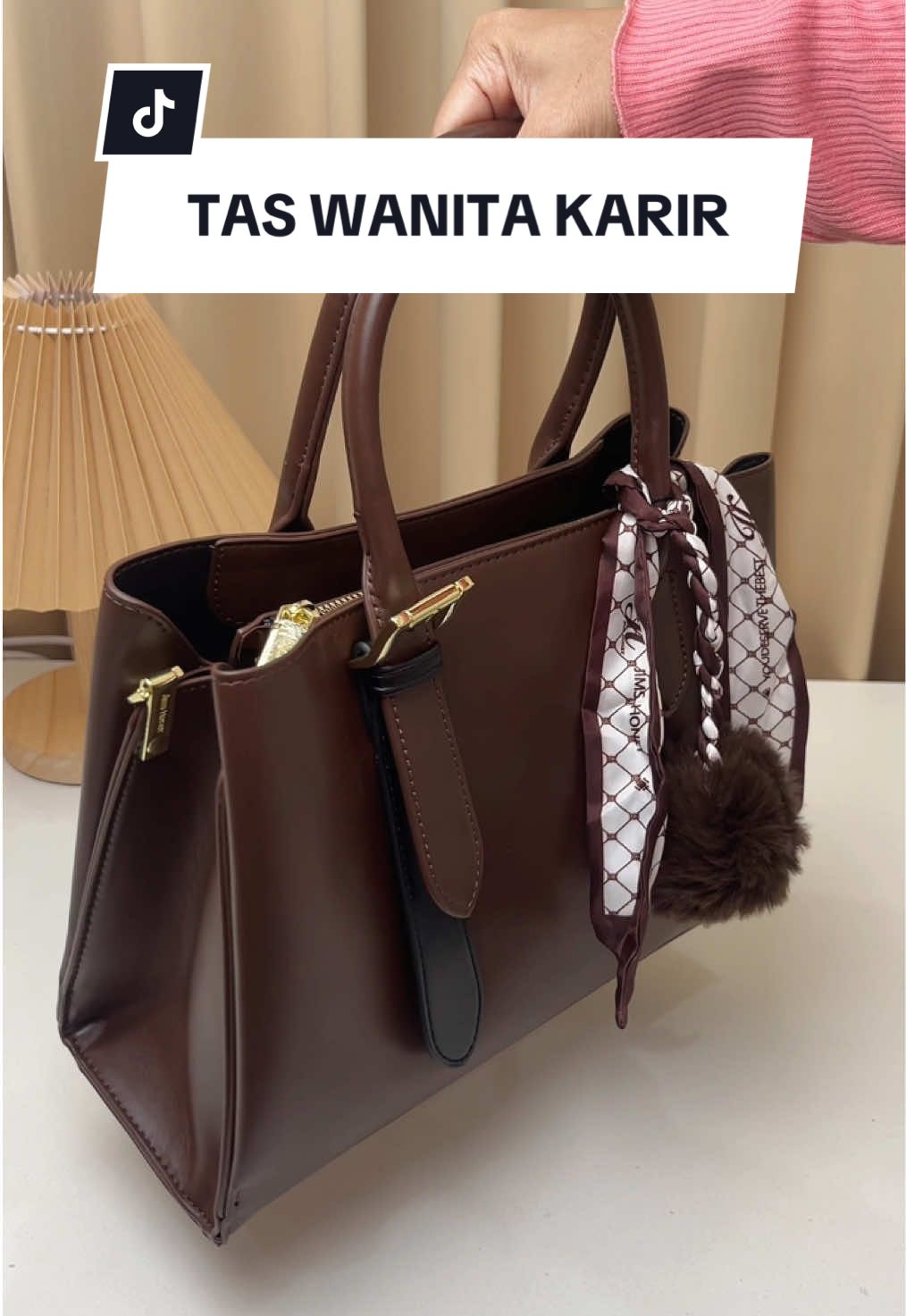 Wanita karir pakenya tas Clara Bag Jims Honey yang elegan dan classy banget ini 😋😎🫵🏻💅🏻 #clarabagjimshoney #Jimshoneysurabayastore  #RamadanEkstraSeru #WIBGajian #BeliLokal -rm