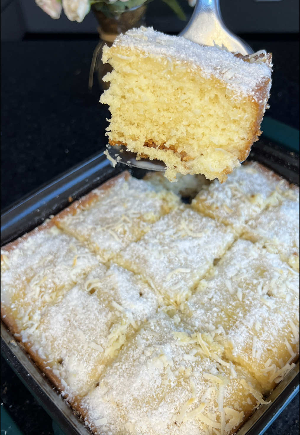 Bolo de coco 🥥 molhadinho  Ingredientes  3 ovos  4 colheres de manteiga  150 ml de leite  1 pacote de mistura para bolo usei sabor coco da @cozinhaglobo Cobertura  100ml de leite  100ml de leite de coco 🥥  Meia caixa de leite condensado  Muito amor e carinho 💕 e saiu uma gostosura ☺️ Gostou?  Salva ✅️ Curte 👉🏼 Comenta ✍️ Compartilha 🔗 Me segue 😊 #bolodecoco #bolo #bolofofinho #panificação #culinary #foryoupaodaka 