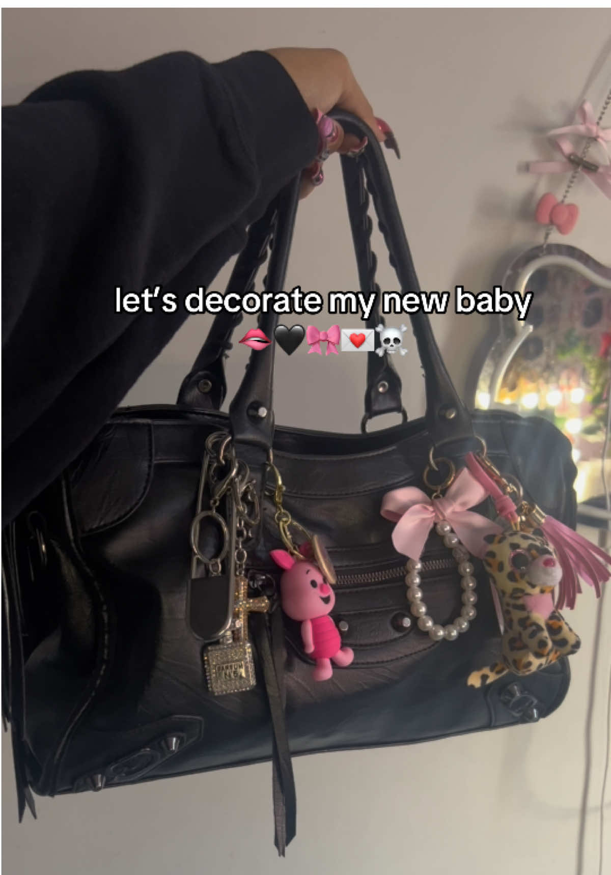 let’s decorate my new bag ☠️🩷 i love her sooooo much!!!! #fyp #pursecharms #pursecollection #fyppppppppppppppppppppppp #pursecharm #pink #pinklover #pinkgirly 