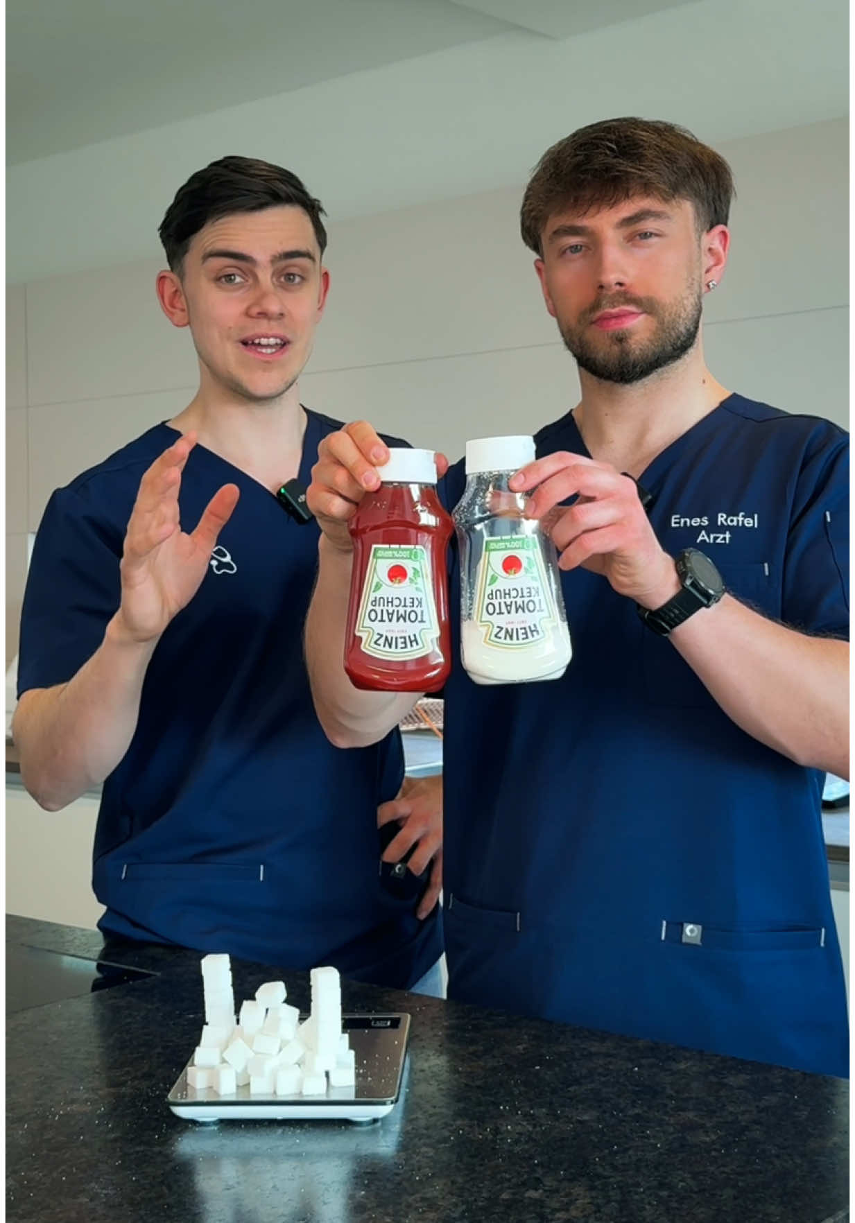 Ketchup – eine ZuckerBOMBE? 👨🏽‍⚕️💣🍅 . Hinweis: Ein ausgewogener Konsum ist überhaupt kein Problem. Auch wir essen manchmal Ketchup. 🫵🏽 Es geht in diesem Video lediglich darum, ein Bewusstsein dafür zu schaffen, wie viel „Zucker“ in unscheinbaren Lebensmitteln versteckt sein kann – Stichwort: bewusste Ernährung. 🍽️ . #arzt #krankenhaus #klinik #medizinstudium #medizinstudent #medizinstudieren #pflege #krankenpflege #medizin #mediziner #ernährung #ernährungstipps #ketchup @Yonas Gerlach @sternzeichenarzt 