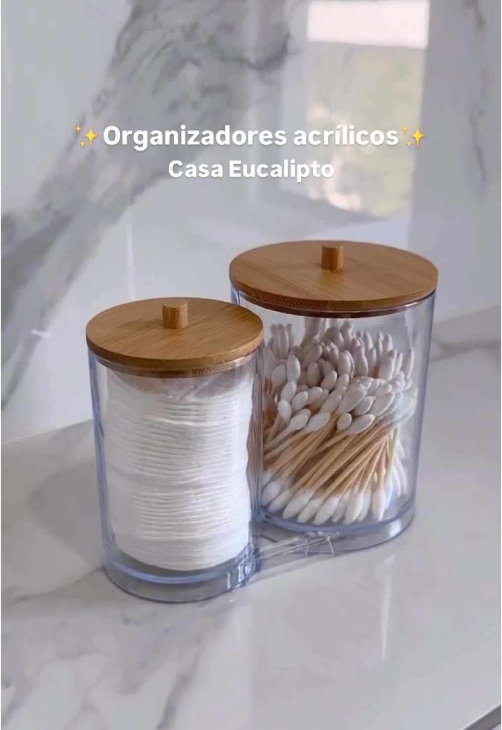 Optimiza tu espacio con estos elegantes organizadores acrílicos con tapa de bambú 😍 Ideal para hisopos y algodón. El diseño transparente permite ver fácilmente el contenido.  💛 Perfectos para el baño, tocador o cualquier espacio de cuidado personal. 🛵 Solicita tu favorito por WhatsApp  +502 5618 7379