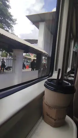 bahan prank sw kalian, ka lodaya sebelum ganti rangkaian dari jogja menuju ke stasiun klaten#keretaapikita #kalodayanewgeneraton #KAI #keretaapiindonesia #keretaapi #mudik2025 #mudiklebaran #fyp #fypage 