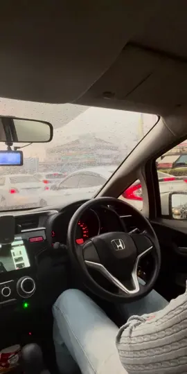 เช้านี้มีใครเจอฝนเหมือนกันบ้างมั้ยคะ 🌧️ #ผู้หญิงขับแจ๊ส #jazzgk #hondajazz 