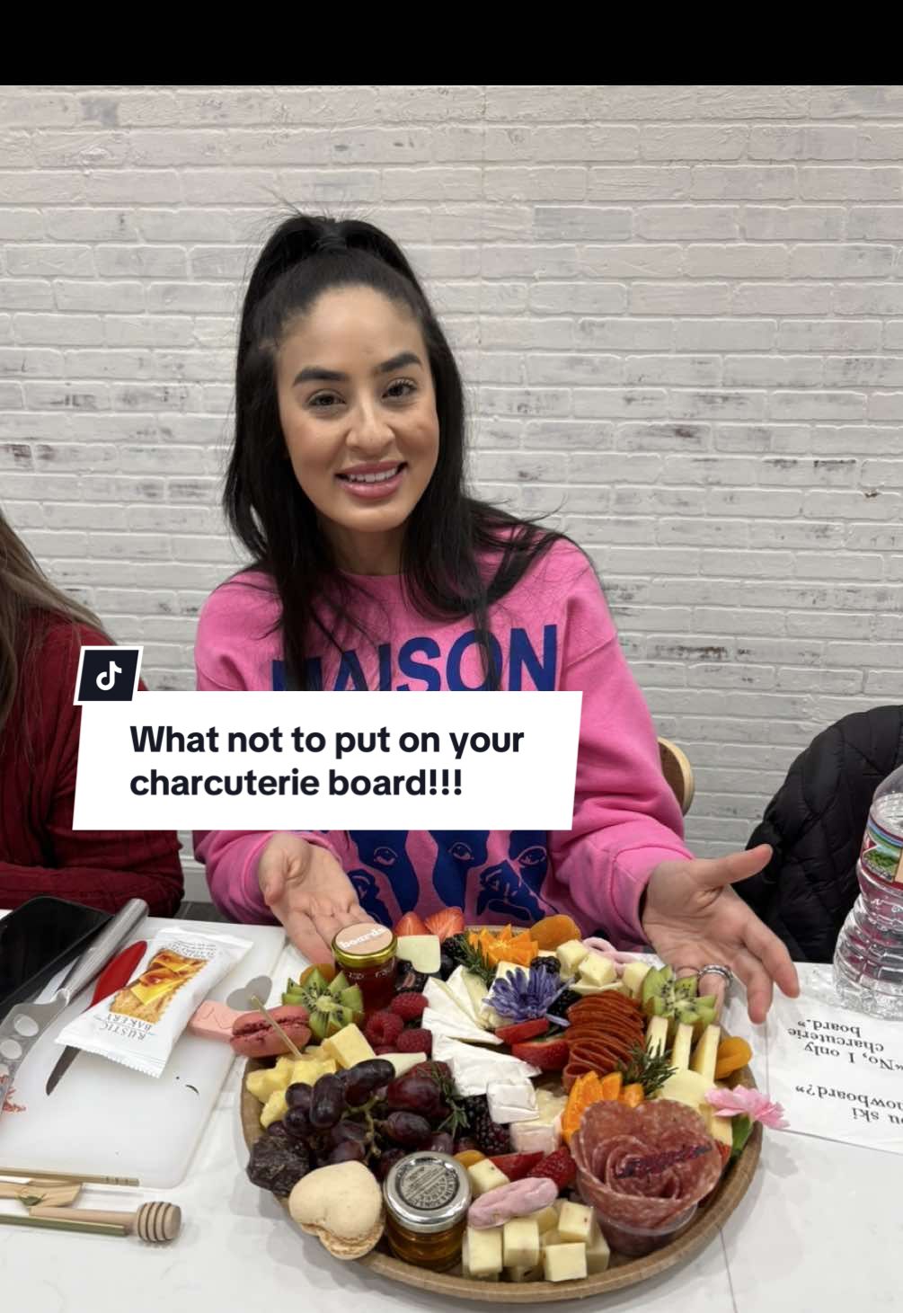 Charcuterie workshop with the girls with the best and one and only @boards.byalina  #charcuterie #charcuterieboard #charcuterieboardsoftiktok #charcuterietutorial #tutorial #foodboard #cheese #cheeseboard #cheeseboardsoftiktok #cheeseboards #howto #howtomake #howtomakeit 