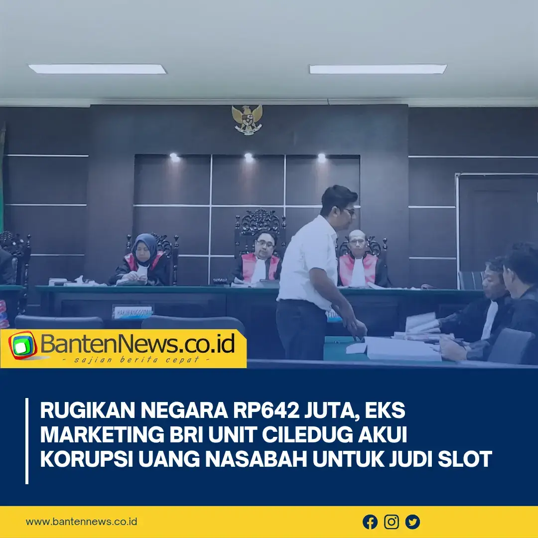 SERANG – Wisnu Isdiantara, mantan Mantri atau Marketing BRI unit Ciledug, Kota Tangerang, Banten mengakui uang setoran beberapa nasabah Kredit Usaha Rakyat (KUR) tahun 2023 diselewengkan untuk pinjaman online (Pinjol) dan judi slot. Dirinya kini berstatus sebagai terdakwa kasus tindak pidana korupsi. Kata Wisnu, dia bekerja di unit Ciledug yang berada di bawah naungan BRI cabang Jakarta Joglo itu sejak 2021 hingga 2023. Tugas dia sebagai mantri yaitu menarik uang cicilan para nasabah KUR yang rata-rata merupakan pedagang. Dia mengakui bahwa pada 2023, ia menyelewengkan uang 46 nasabah untuk pinjol dan main judi slot. Total kerugian keuangan negara karena aksi Wisnu yaitu sebesar Rp642 juta. “Untuk angsuran dan pelunasan (KUR) itu betul saya ambil dari nasabah yang datang ke kantor (tapi) tidak saya setorkan ke teller,” kata Wisnu kepada ketua majelis hakim Mochamad Ichwanudin saat sidang agenda keterangan terdakwa di Pengadilan Tipikor Serang, Senin (17/2/2025). Baca selengkapnya di website BantenNews.co.id #bantennews #tiktoknews 