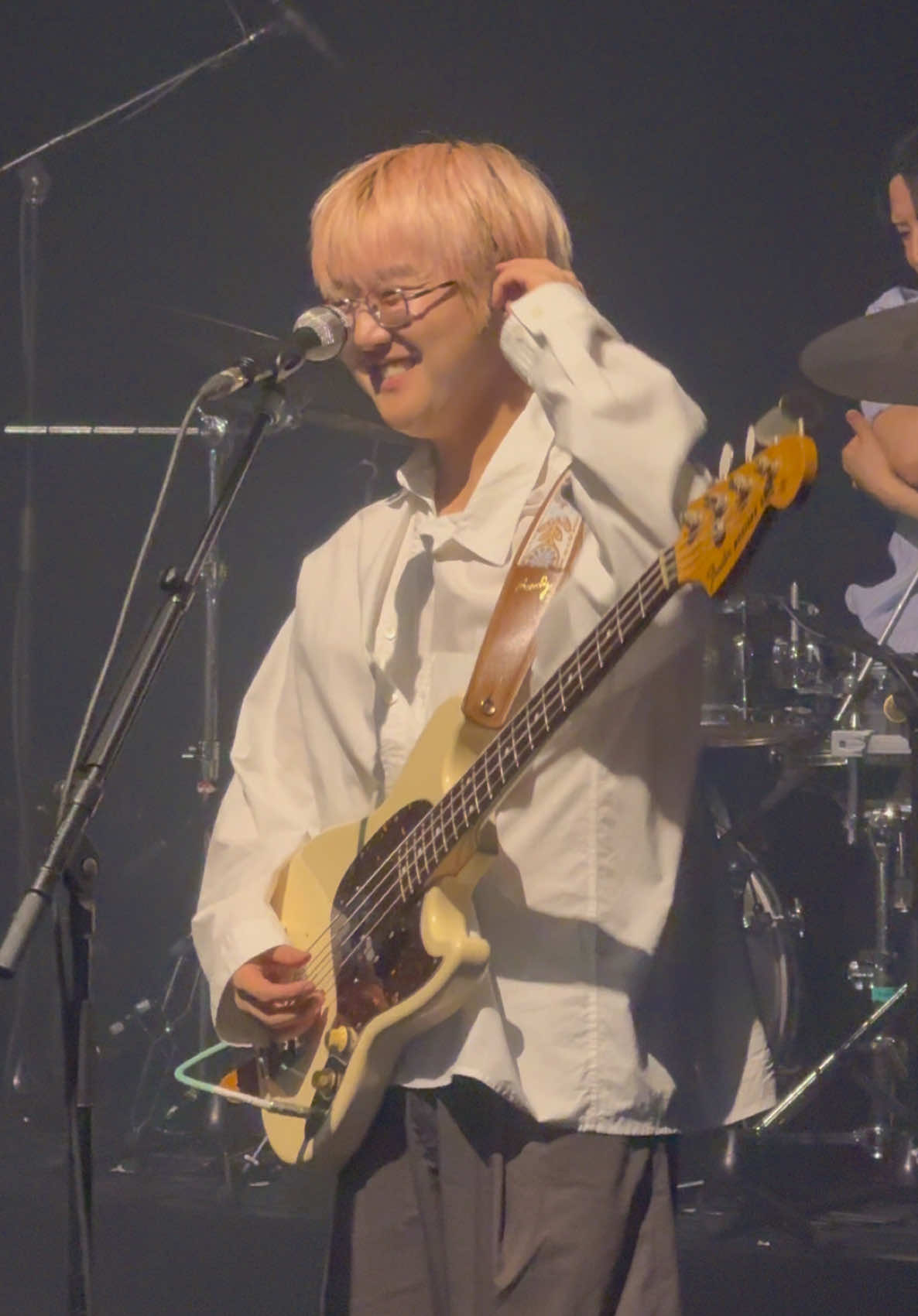 the cutest bassist #johncha #wavetoearth #웨이브투어스 