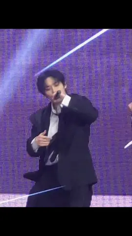 The hip thrust #leeknow #straykids #skz 