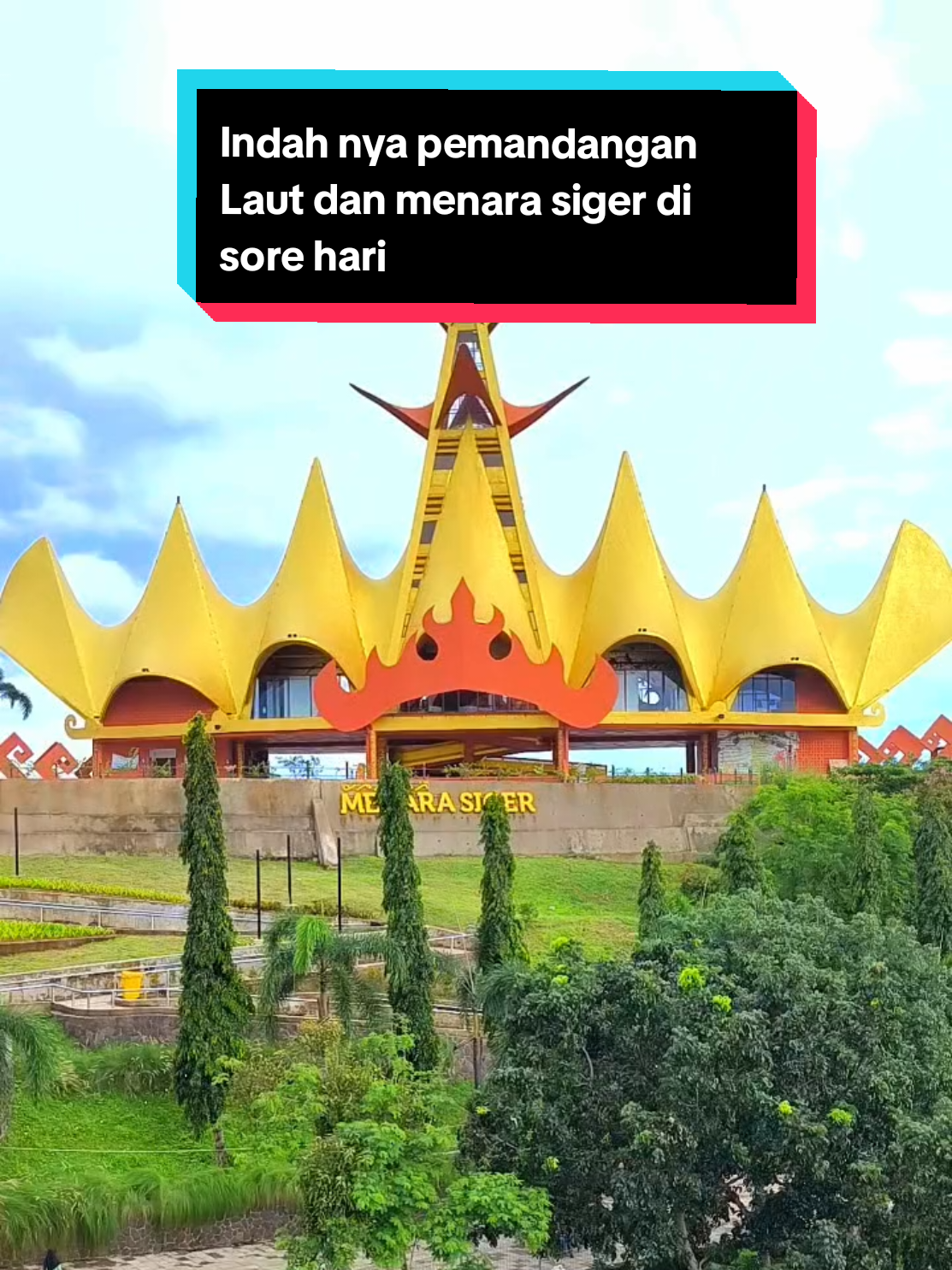 Indah banget pemandangan laut dan menara siger di sore hari #lampungtiktok❤ #bakauheni #fypdongggggggg #wisatalampung #viralvideo #lampungpride #Vlog #bakauhenimerak #lampung #indonesia 