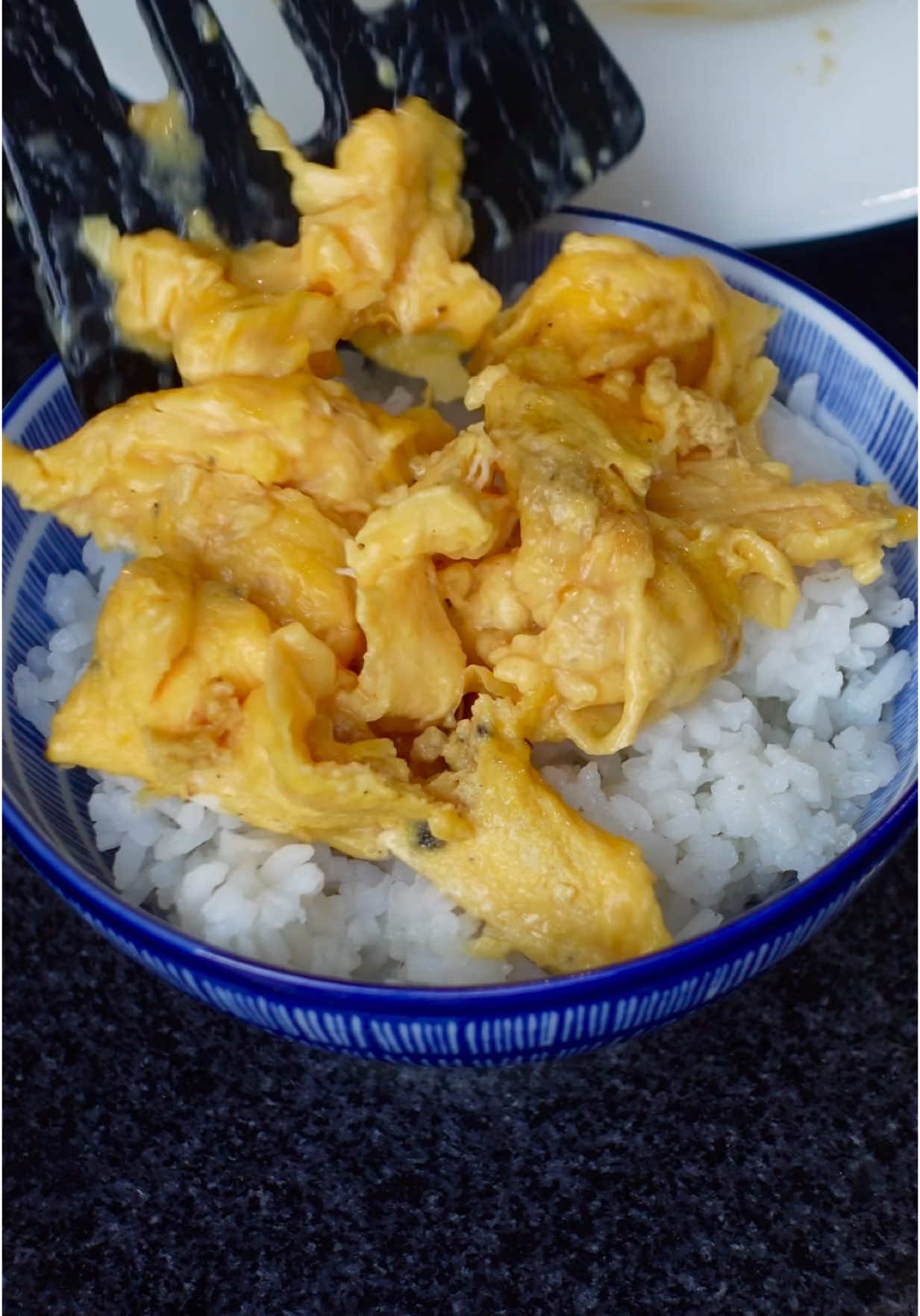 Garlic Scrambled Egg Ingredients: 2 eggs Unsalted butter Salt & pepper 2 toso butter Minced garlic Chili flakes/ paprika (optional) 1/2 tsp ap flour  #eggs #dormfood  #EasyRecipe #Recipe #recipeshare #franzie_v #foodieph 