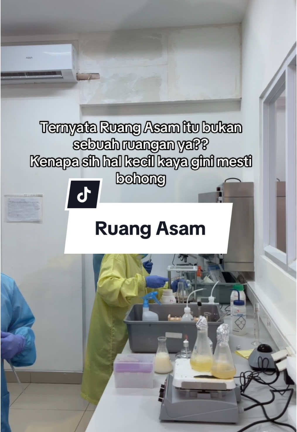 Siapa yang ngiranya ruang asam tuh sebuah ruangan padahal cuma lemari?!!#laboratory #LabMania #chemistry #kimiaasyik #fyp #meme #lablife #anaklab 