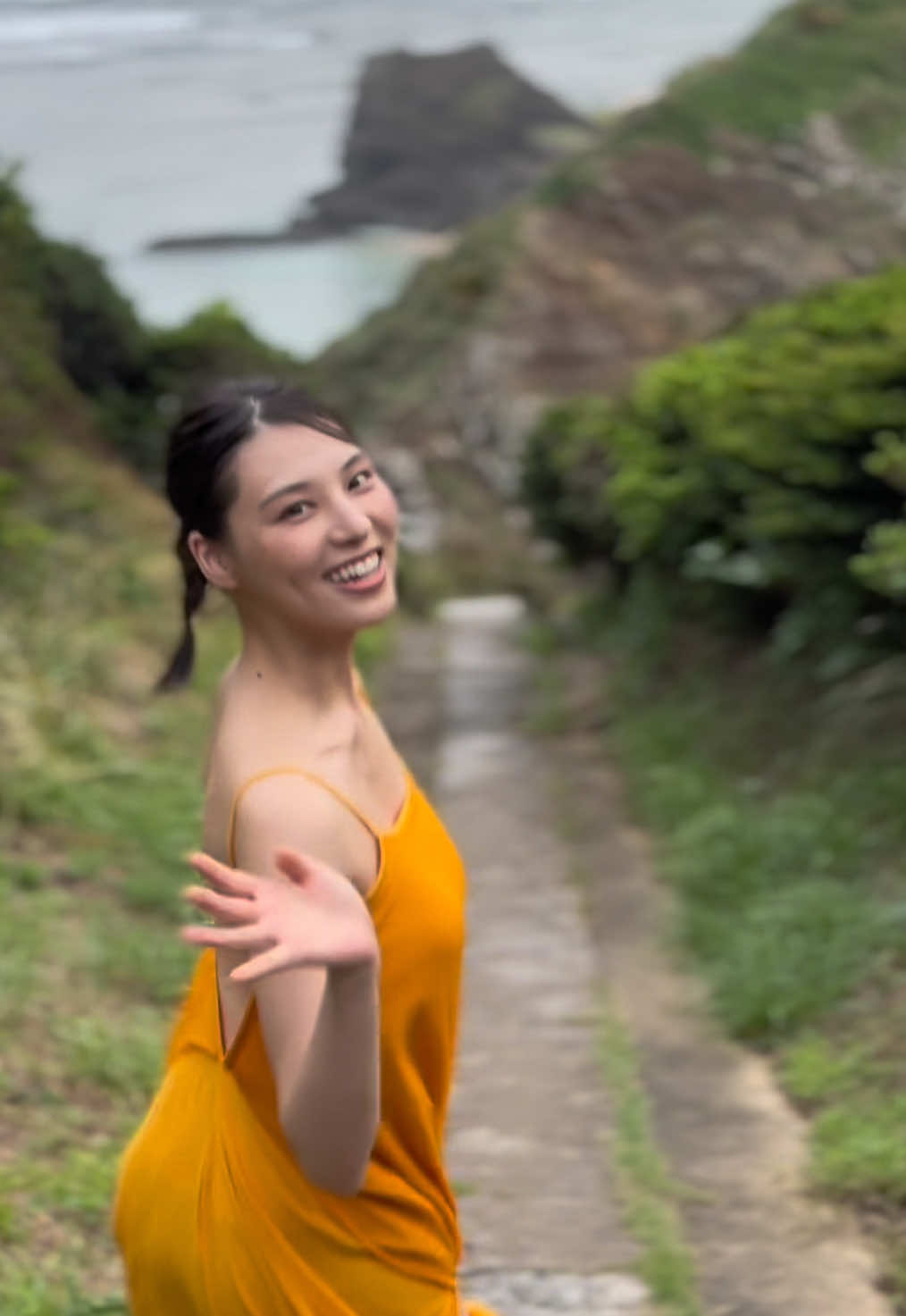 相楽伊織です☺︎ TikTok始めました🫶🏻 カレンダー撮影のメイキング🧡 フォローよろしくお願いします☺️ #相楽伊織 #グラビア #メイキング #奄美大島 