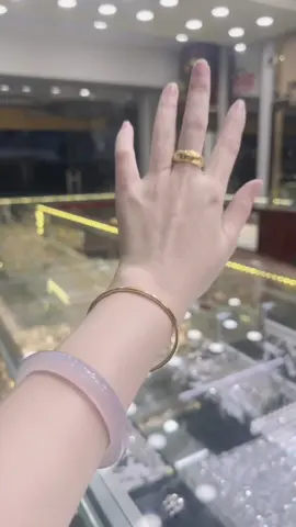 Nghe Nói Trean Đeo Vòng Vàng Cùng Vòng Đá Phong Thủy Tốt, 15 Năm Trước Đám Cưới Không Có Vàng Đeo nên giờ Mình thích thì Chồng Chở đi mua thôi 🥰#kính_đẹp_da #xuhuongtiktok #vàng9999 