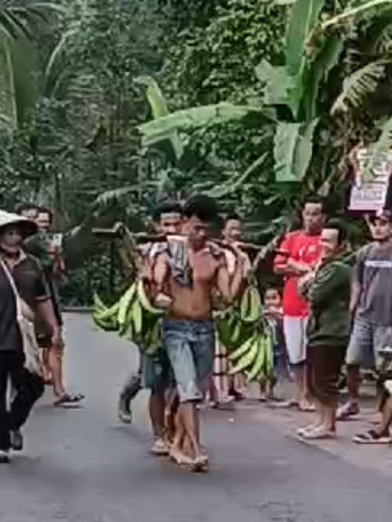 Miris. bocah yatim piatu Curi Pisang buat ngasih makan adik.  Curi Pisang Seorang Warga Trangkil Dipolisikan... https://www.cakrawalamerdeka.com/2025/02/curi-pisang-seorang-warga-trangkil.html?m=1