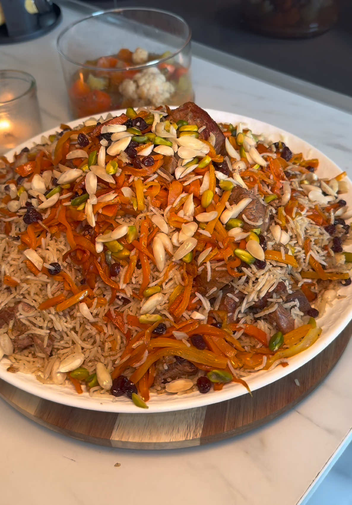 Kabuli Palaw/pulao قابلی پلو افغانی Ingredients:     •    Basmati rice     •    Veal meat     •    3 onions     •    2 garlic cloves     •    5 carrots     •    Raisins     •    Cardamom     •    Cumin     •    Salt     •    Pistachios (optional)     •    Almonds (optional) Instructions:     1.    Sauté the carrots in oil in a pan, then add the raisins and let them cook briefly.     2.    Let the rice sit with all the ingredients for 25 minutes, covered with a cloth lid. #kabuli #palau #afghani #rice #palaw #afghanistan #sweetfood #afghanrecipe #afghantiktok #persian #mazari #kabul #FoodTok #afghanistan🇦🇫 #torshi #bolani #ash #ashak #afghangirl #afghanboy 