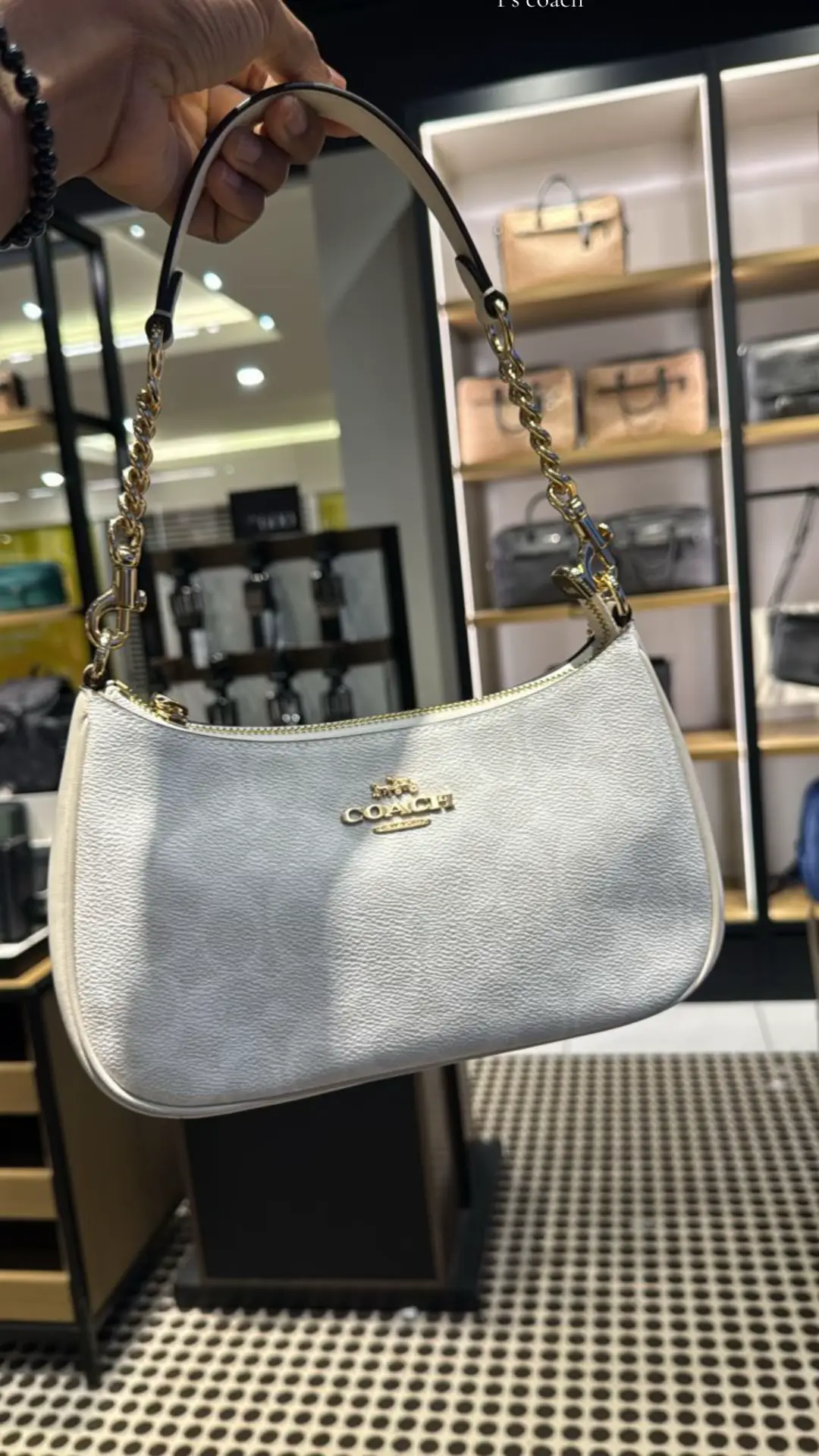 Korang jangan lupa tau grab bag raya ni. Color baru launch harini. Grab sebelum stock habis. Cepat DM/Wasabi admin untuk order tau.  Disclaimer: Style Savvy hanya menjual 100% item original dan authentic sahaja. NO FAKE/GRED/COPY disini #fyp #fypシ #foryou #coachmalaysia #pscoachmalaysia #foryoupage #foryoupage #coachoriginal #bagraya2025 #mitsuioutletpark #coachmitsuioutlet 