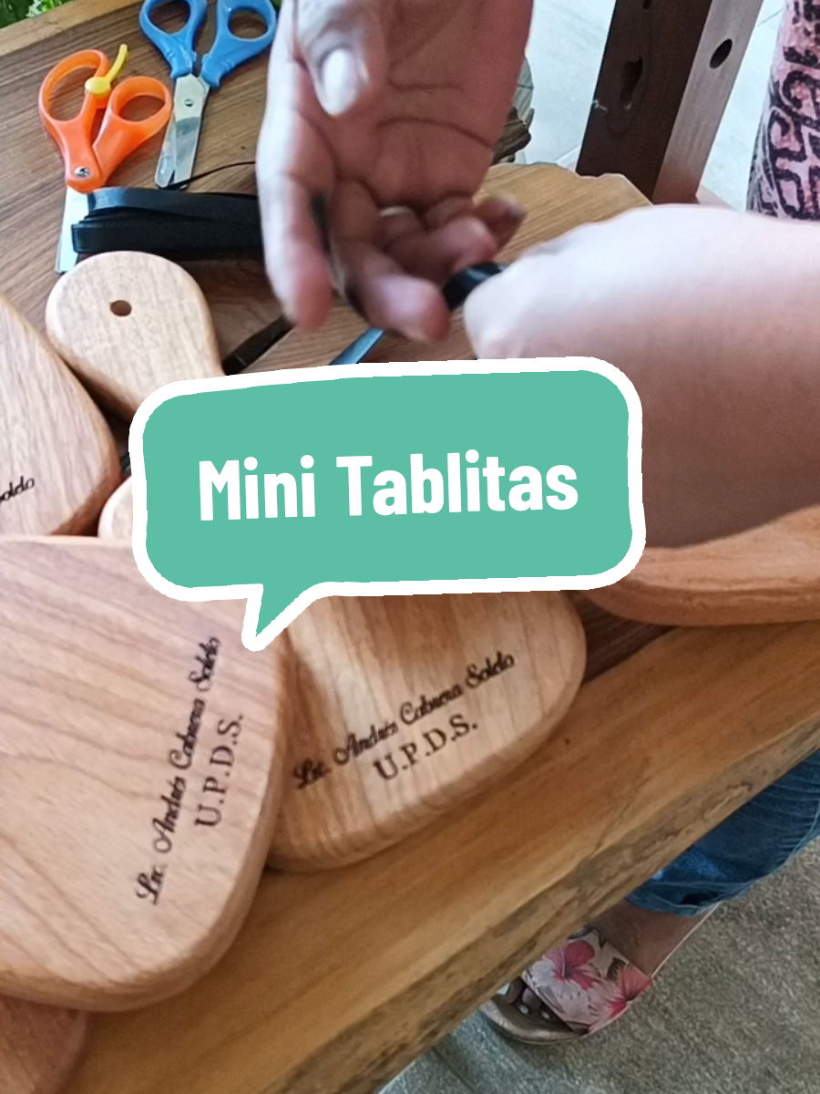 Mini Tablitas personalizadas para una defensa en la Universidad. Muchas gracias por la confianza de siempre a nuestros clientes, ya son bastantes tablitas que hemos realizado para defensas en distintas Universidades y nos llena el corazón saber que de algún modo estamos presentes en un momento tan importante para ustedes. #RamaLaTableria #mujeresemprendedoras #regalospersonalizados #recuerdosenmadera #regaloscorporativos #tablitaschurrasqueras #minitablitas 