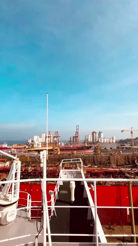 View from the top of the ship 🤍 #colombodrydoc⚓️ #marineengineering #fyf #fyfpage #viral #viralvideo #maliya 