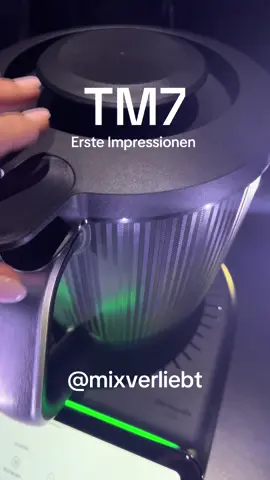 Da ist er - der neue TM7 🫶🏼 Am Freitag Abend durfte ich in Berlin dabei sein, als der neue TM7 vorgestellt wurde!  Ein paar erste Impressionen habe ich schon einfangen können und freue mich schon riesig darauf ihn bald richtig zu testen! 😍 Was sagt ihr zum neuen Modell? Schreibt mir gerne eine private Nachricht, wenn ihr ihn vorbestellen möchtet! 🖤 Die offizielle Markteinführung ist am 7. April 2025 #tm7 #thermomix #mixverliebt #thermomixdeutschland #thermomixrepräsentantin #tm #vorwerk #thermomixrezepte #bimby 