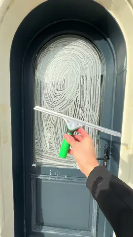 Thank you very much for the 100k followed you are the best 🧼 #satisfying #satisfyingvideo #oddysatifying #CleanTok #laveurdevitres #satisfaction #fyp #windowcleaning 