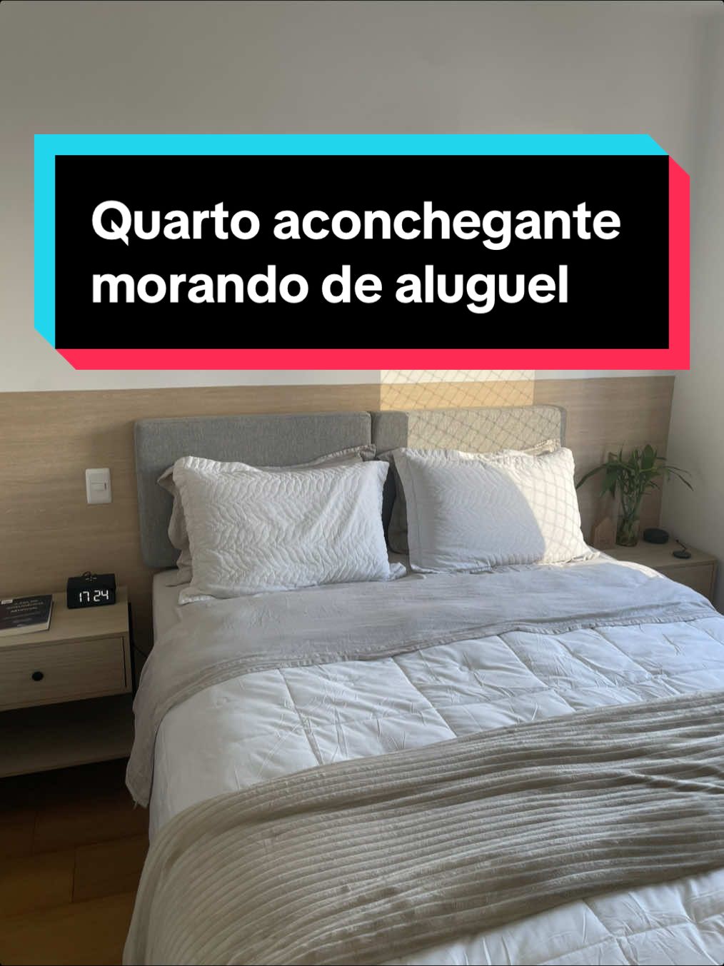 Quem disse que não dá pra ter um quarto aconchegante morando de aluguel? 🛏️✨ Aqui, usei um adesivo amadeirado para criar essa cabeceira, trazendo mais acolhimento e personalidade sem precisar investir em móveis fixos. Gostou da ideia? Me conta aqui! 👇 #DecoraçãoDeAluguel #CabeceiraCriativa #DesignFuncional #InterioresAconchegantes #ManaliArquitetura #ApartamentoAlugado #SoluçõesPráticas #DecoraçãoInteligente #ArquiteturaQueCuida #Neuroarquitetura #adesivovinil #adesivacao #adesivo #cabeceiracama #cabeceiraestofada #madeira 