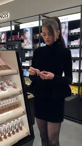 Our current mood: @selenagomez spotting @rarebeauty 👀🤩