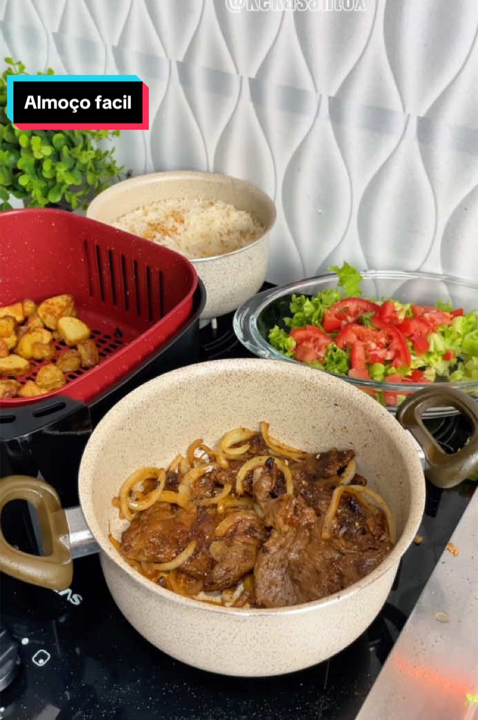 ALMOÇO FÁCIL E RÁPIDO  Arroz + bife acebolado  + batata frita + salada bora fazer Bife: 500g de alcatra  Temperei: alho, limão sal, pimenta do reino, páprica, molho shoyu e sazon  Arroz:  adicionei óleo alho sal  deixar refogado e acrescentei arroz e água Batata: temperei com páprica azeite, pimenta do reino e sal Salada: alface e tomate não temperi E me diz ai se não e muito fácil de fazer? #arroz #bife #batatafrita #almoco #receita 